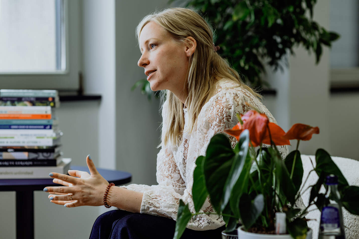 Minister Melissa Depraetere trekt rode lijnen voor Vlaamse begroting: “Ik  was redelijk geschokt toen ik de bedragen zag” | Nieuwsblad