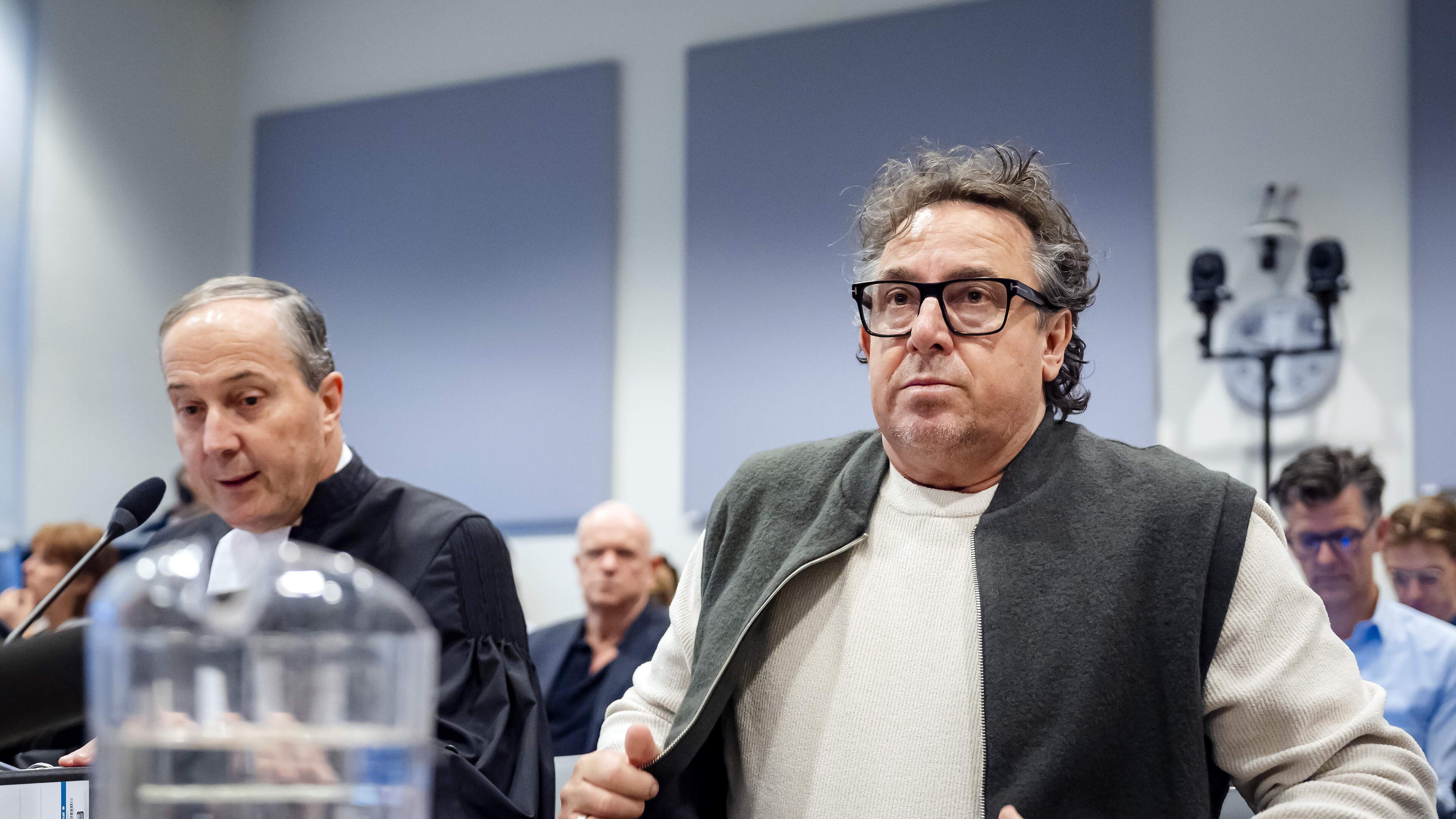 LIVE. Proces hervat met geluidsfragment van Borsato: “Ik heb haar niet  seksueel misbruikt” | HBVL