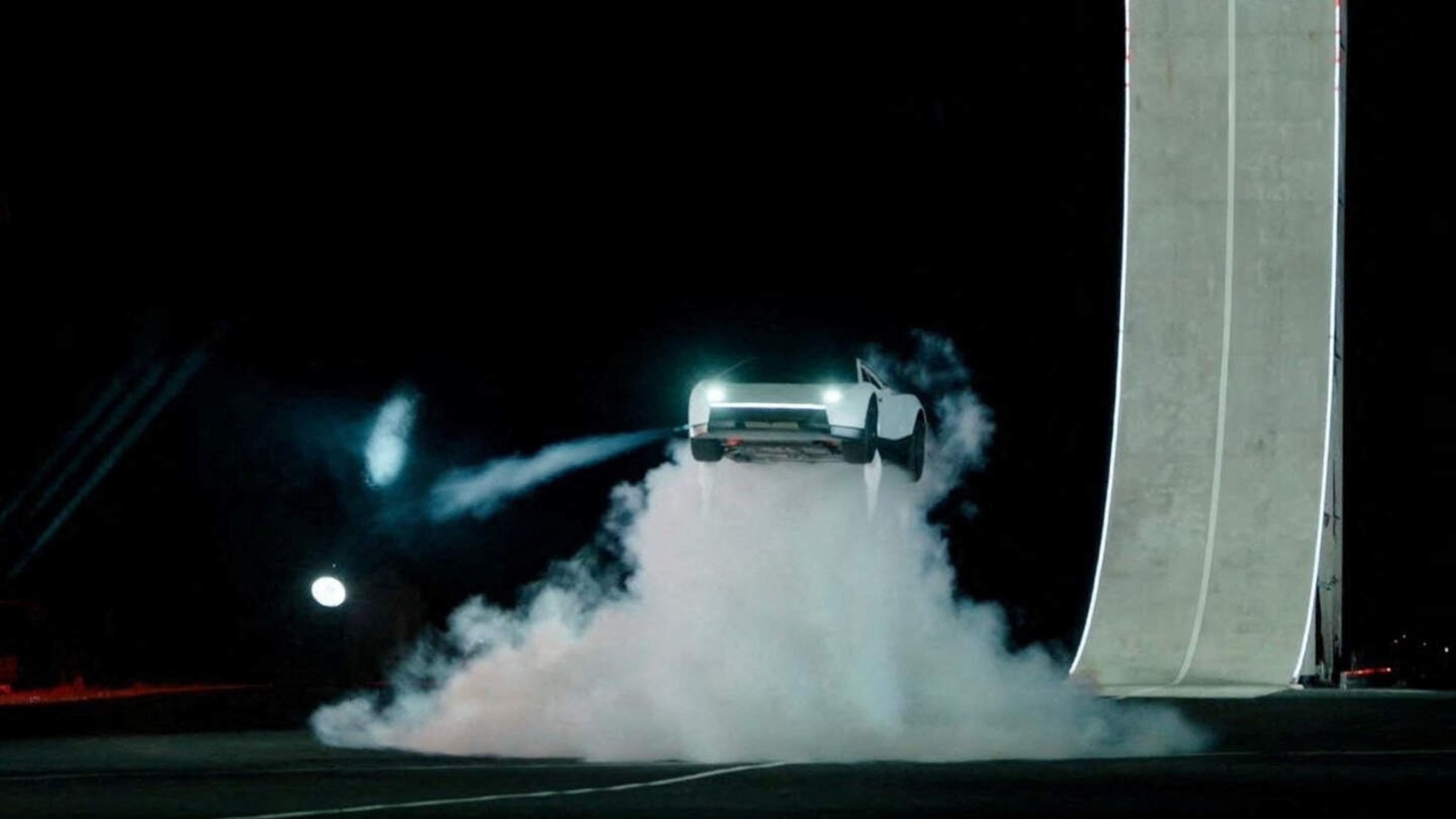 En plots vliegt de nieuwe Tesla: spectaculaire beelden tonen nieuwe Roadster met stuwmotoren