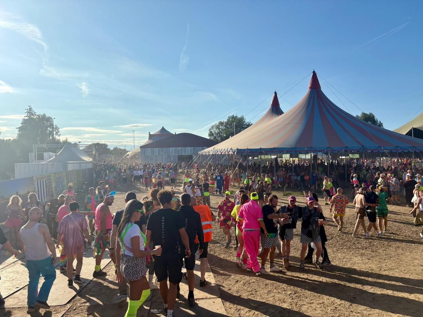 Uitgelaten sfeer op Kamping Kitsch: bekijk hier de beelden | Nieuwsblad