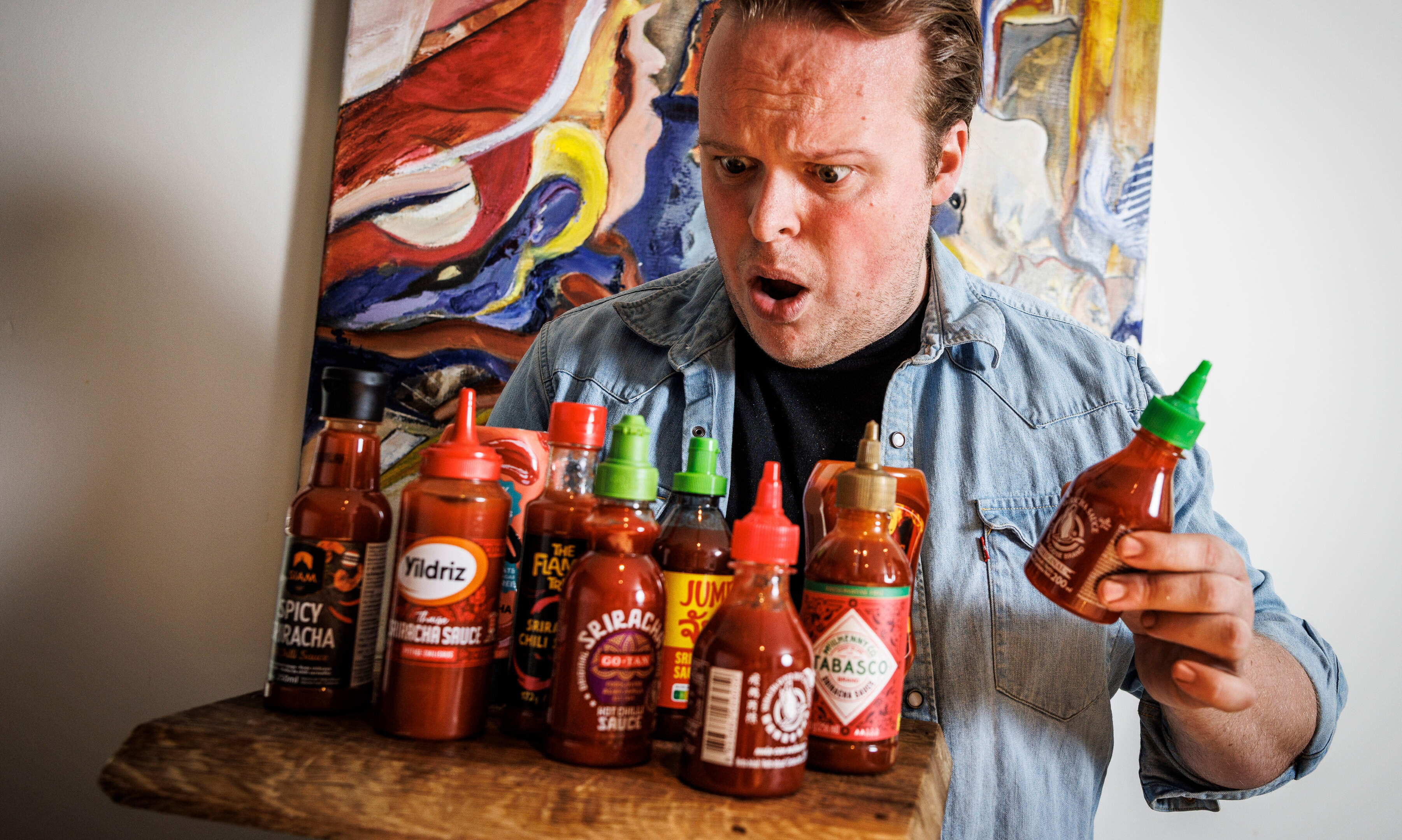 DE GROTE TEST. Timon Michiels test tien keer sriracha: “Wiens briljante idee was het om dit puur te proeven?”