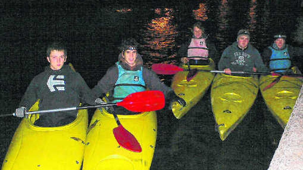  Scoutsvrienden varen met kano naar school | Nieuwsblad