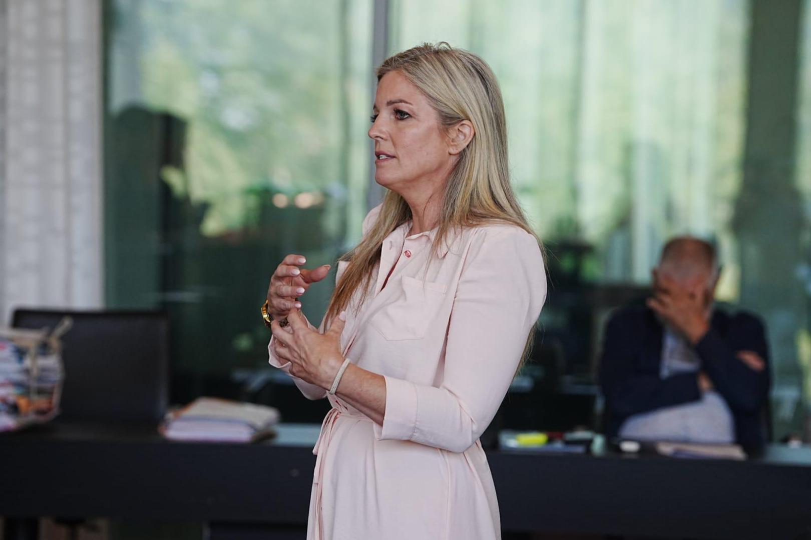 Evelien Hoste in de rechtbank.