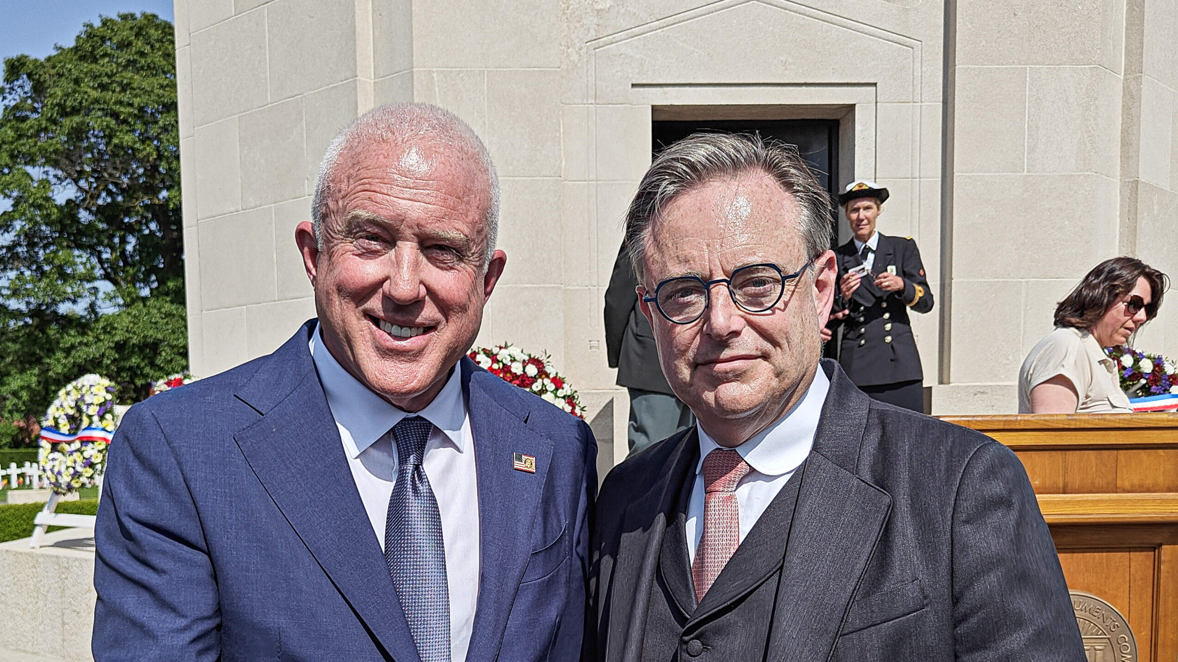 De Wever gaat naar feestje Bill White in Jubelpark: “Er kan soms wel discussie zijn, maar dat is altijd zo onder vrienden”