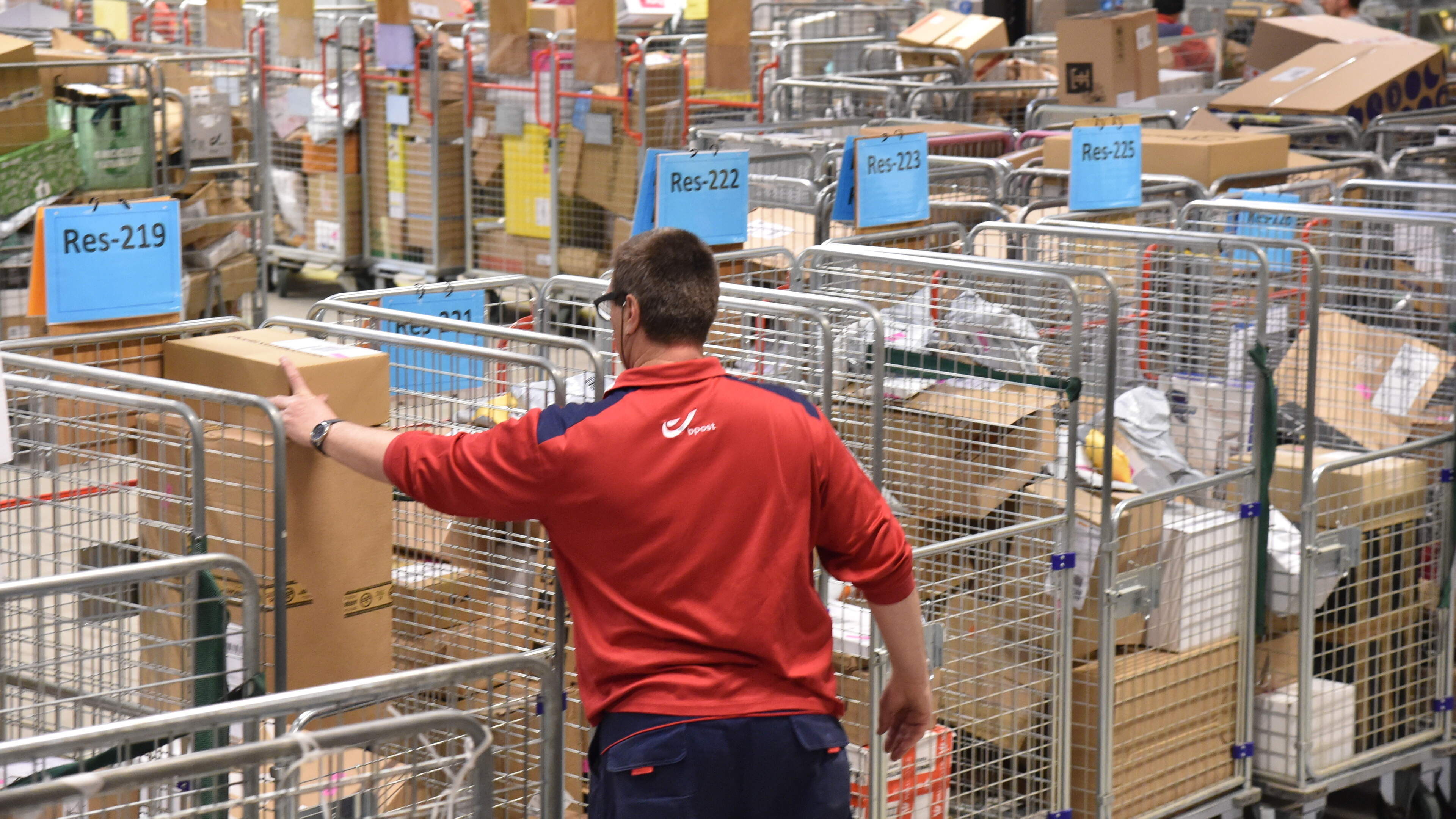 Directie en vakbonden Bpost bereiken akkoord: postbodes zullen later aan hun rondes beginnen