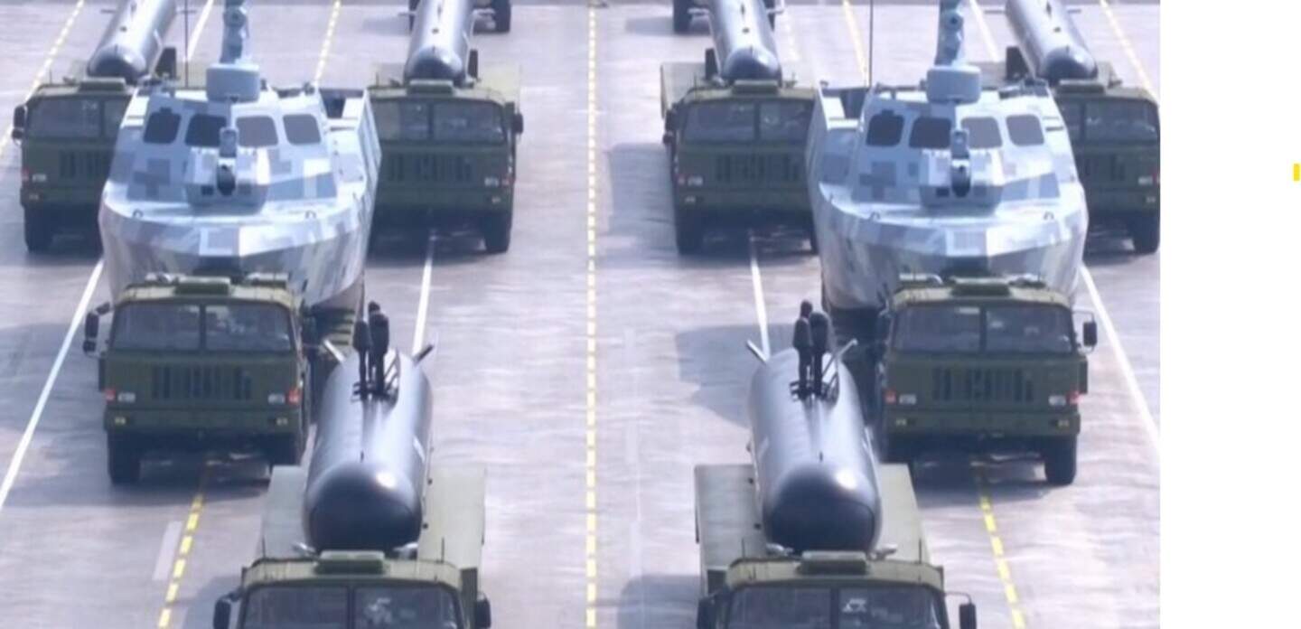 De AJX002 is ongeveer 18 tot 20 meter lang en heeft een torpedovormige romp met een pompstraalaandrijving