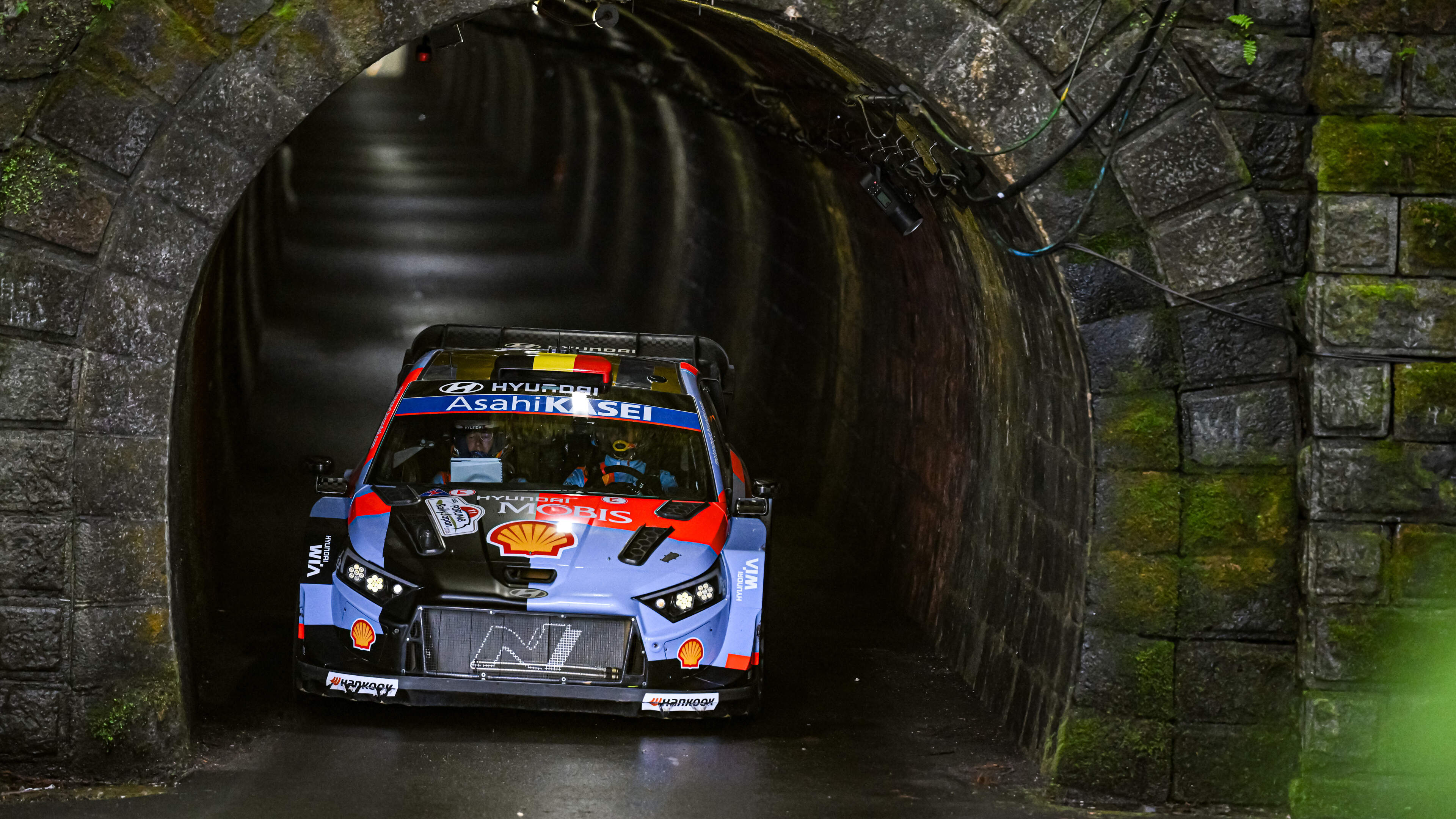 Thierry Neuville sukkelt hele dag met handrem en zakt naar zesde plaats in Rally van Japan, Elfyn Evans blijft leider