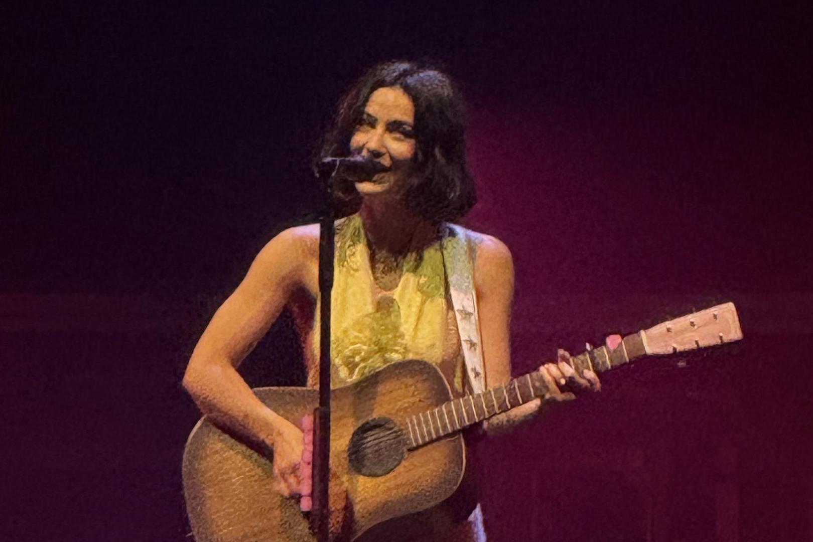 Normaal had Gracie Abrams eind februari al in Vorst Nationaal moeten staan, tot ziekte roet in het eten gooide.