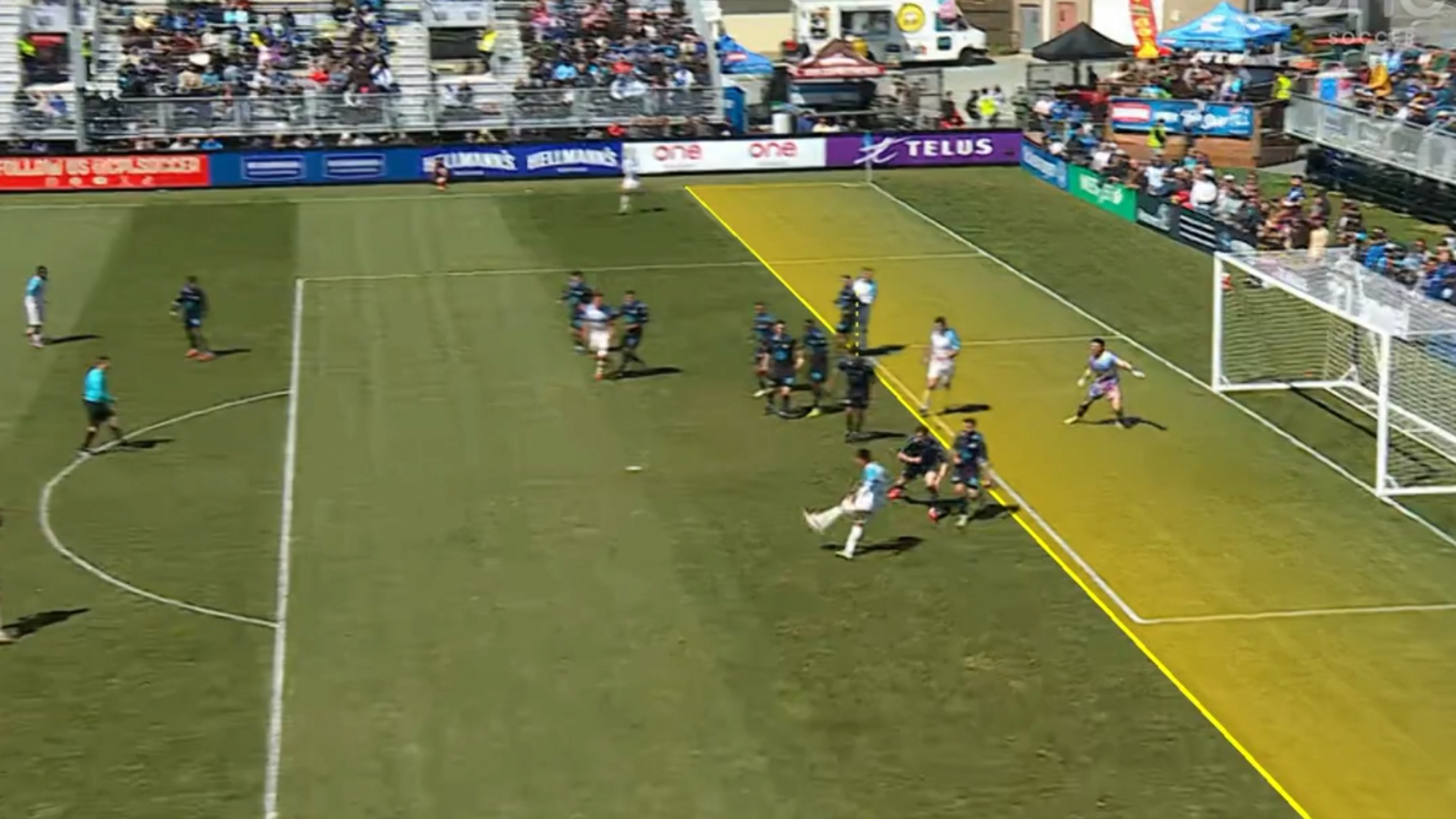 VIDEO Eerste doelpunt met nieuwe Canadese buitenspelregel goedgekeurd en levert direct voer voor discussie op