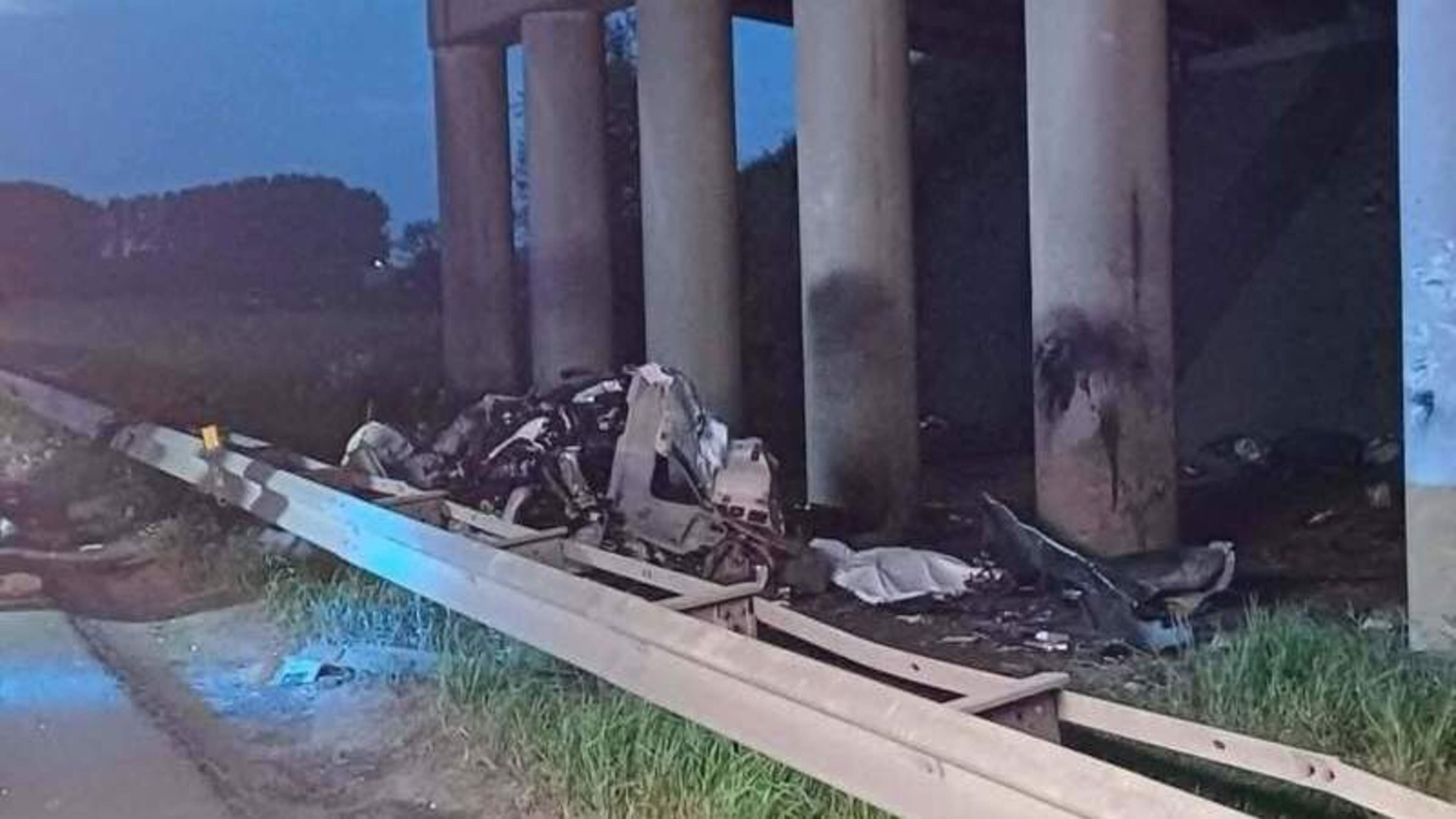 Bestuurder komt om het leven bij zware crash tegen brugpijler langs E403