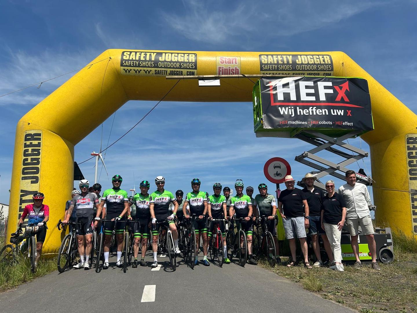 De Ghostbikers, Gino’s wielerclub, fietsten het leeuwendeel mee.