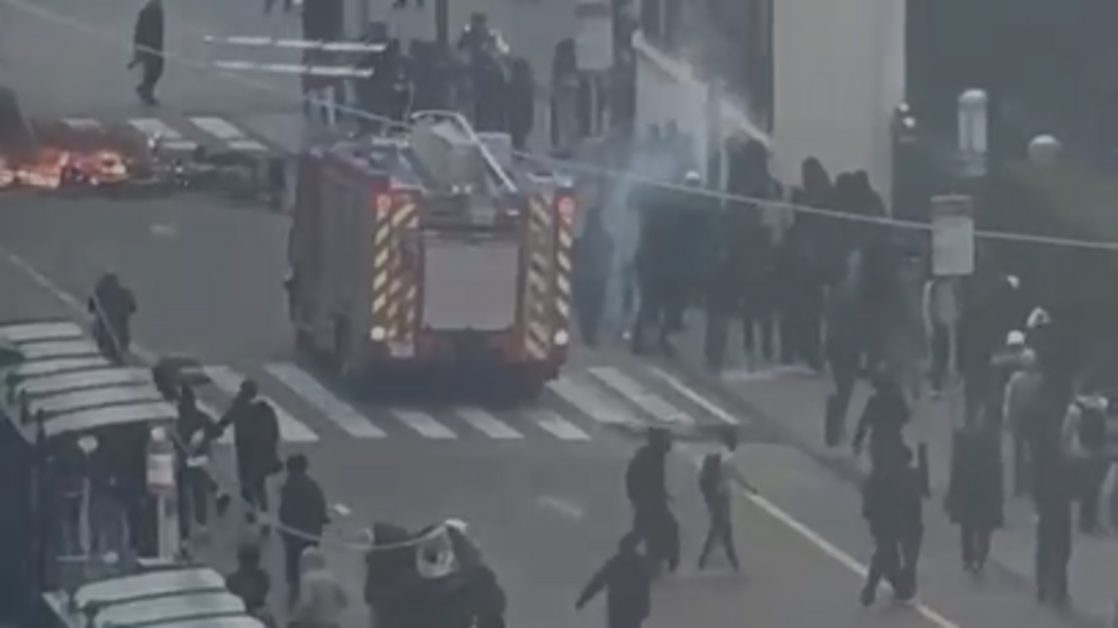 Politie pakte tiental betogers op in Brussel, brandweerlui moesten interventie stoppen omdat ze belaagd werden