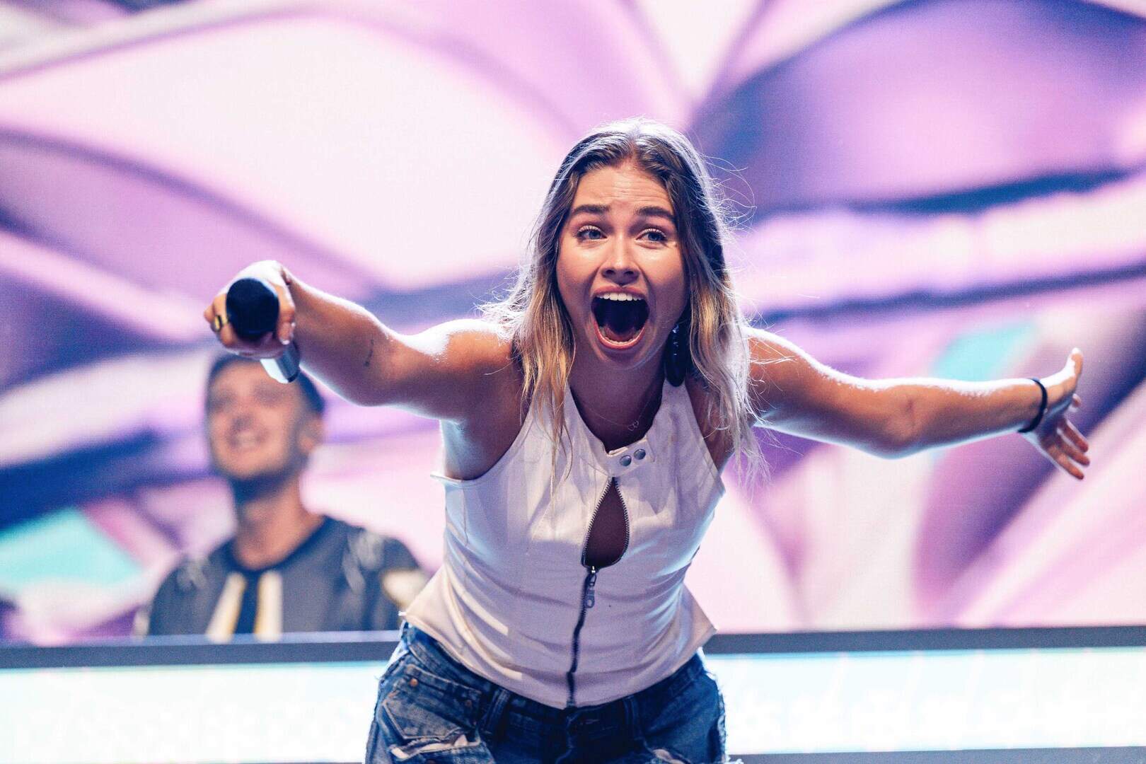 Tiktokker wijst Roxy Dekker op stevige taalfout in nieuwe single ...