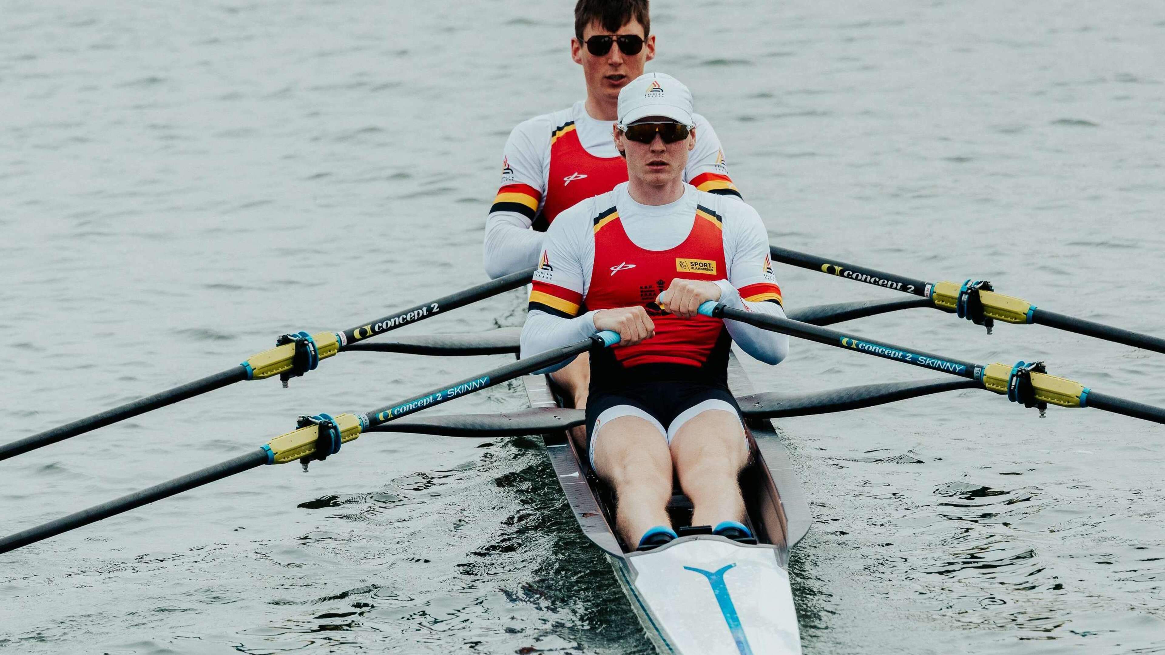 Wat een World Cup-start in Sevilla! Tibo Vyvey en Aaron Andries pakken zilver in dubbeltwee, Tristan Vandenbussche brons in skiff