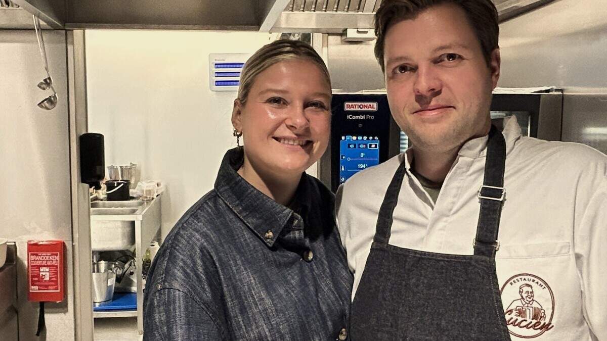 Grote Markt supportert op groot scherm voor 'Mijn restaurant'-finalisten  Charlotte en Aristide | Nieuwsblad