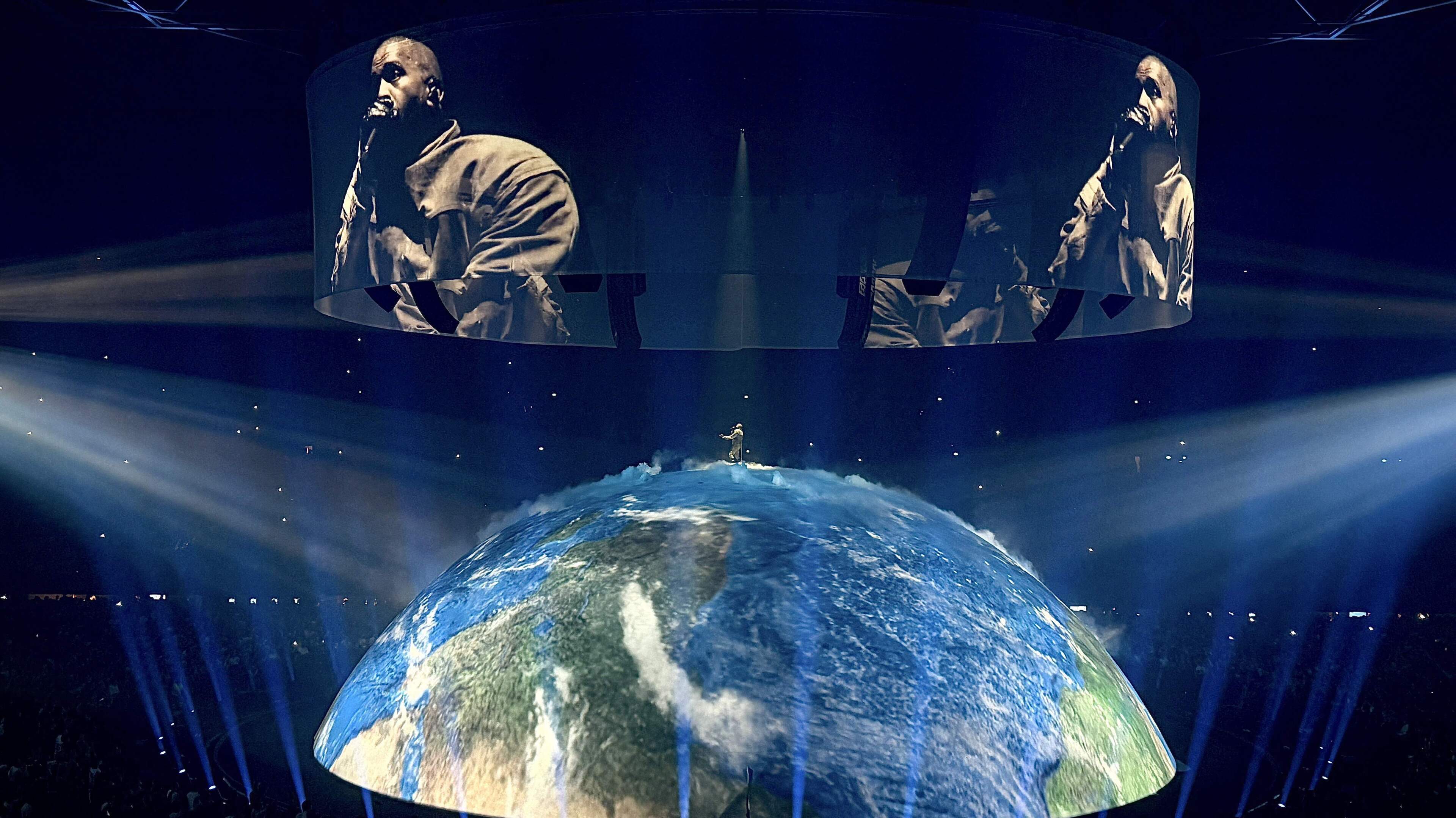Ye zwijgt over controverse tijdens eerste concert in Nederland en speelt omstreden nummer niet