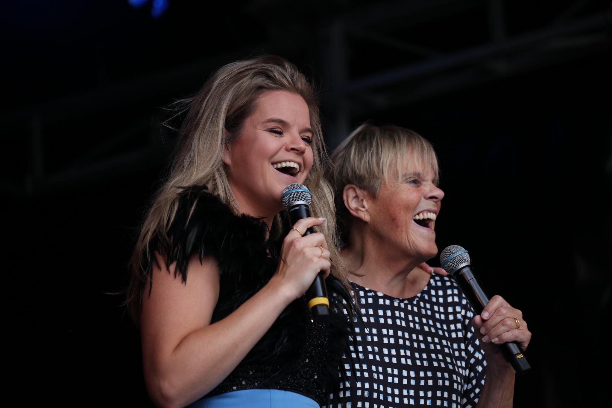 Twee keer Hermans voor de prijs van één: Celien (30) en Margriet (69)  zetten Melle in vuur en vlam | Nieuwsblad