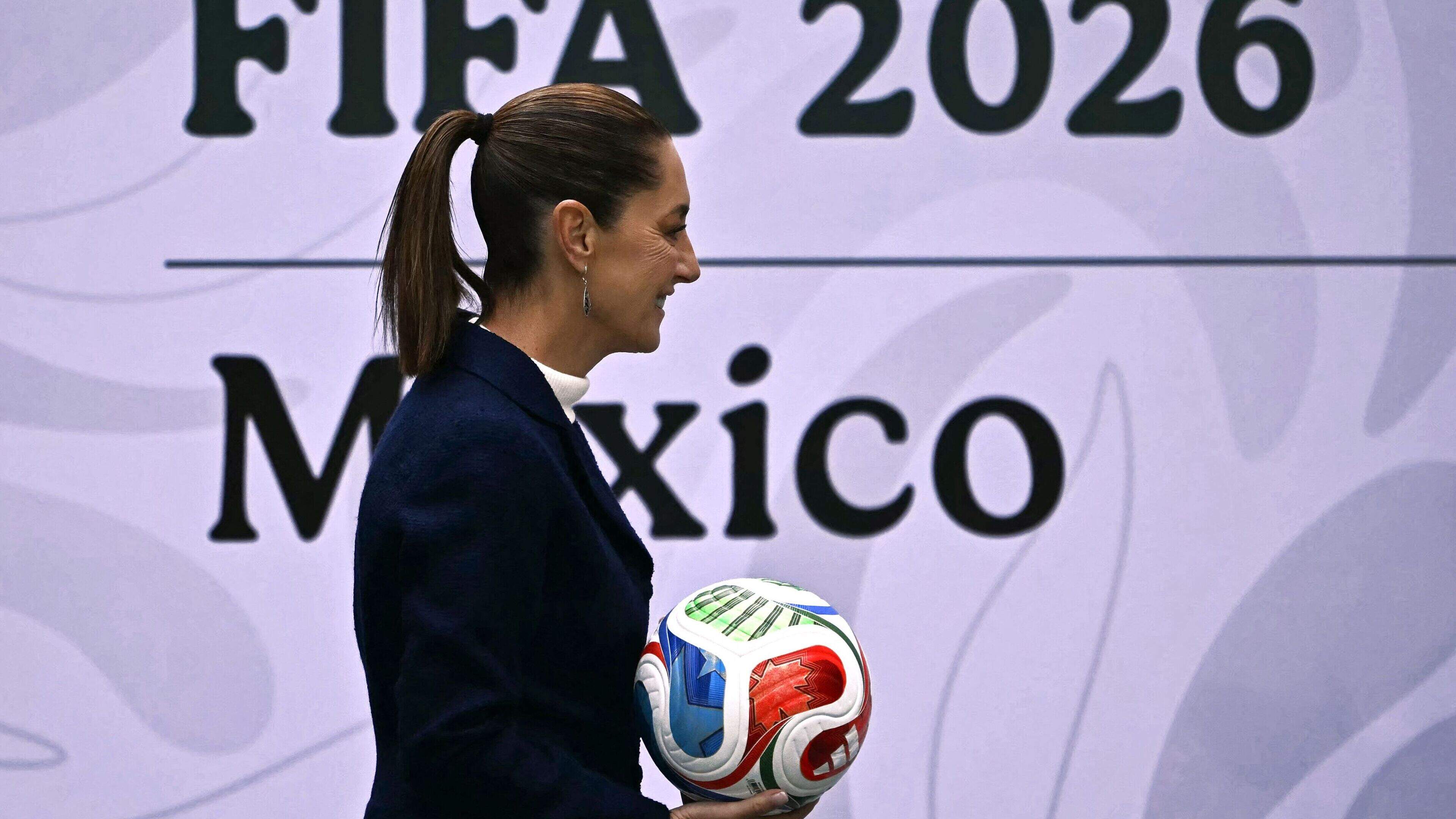 Journaliste gaat onderuit tijdens poging om bal van Mexicaanse president te vangen