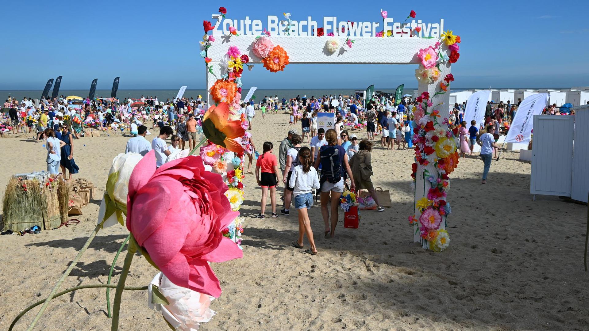 Het Zoute Beach Flower Festival geeft kleur aan het strand.