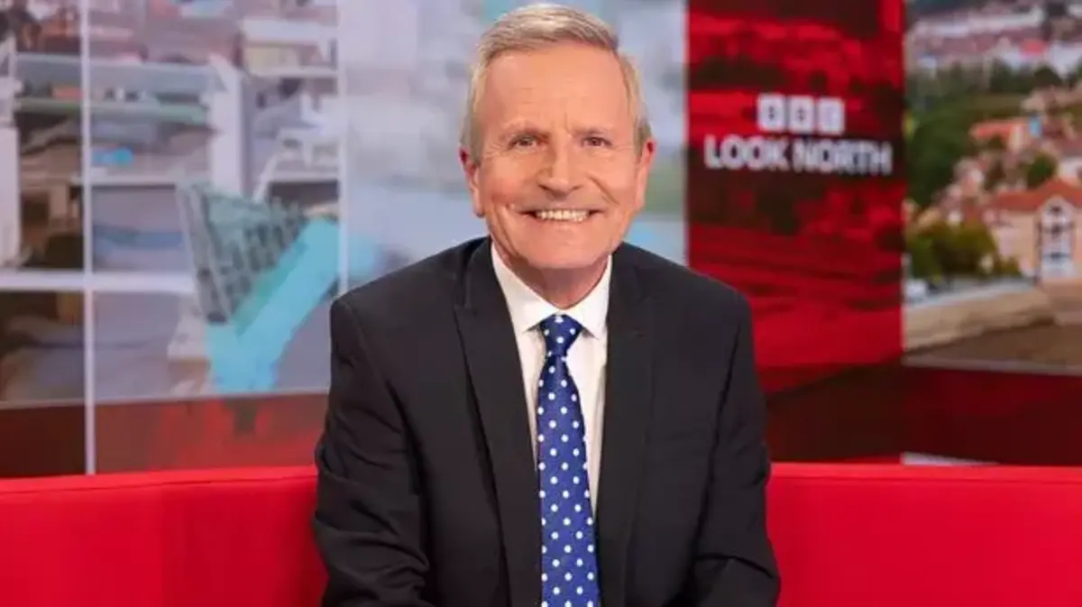 BBCのニュースリーダー（70）、クリ​​スマスツリーに関する曖昧な文章を笑い「私には小さいのしかない」