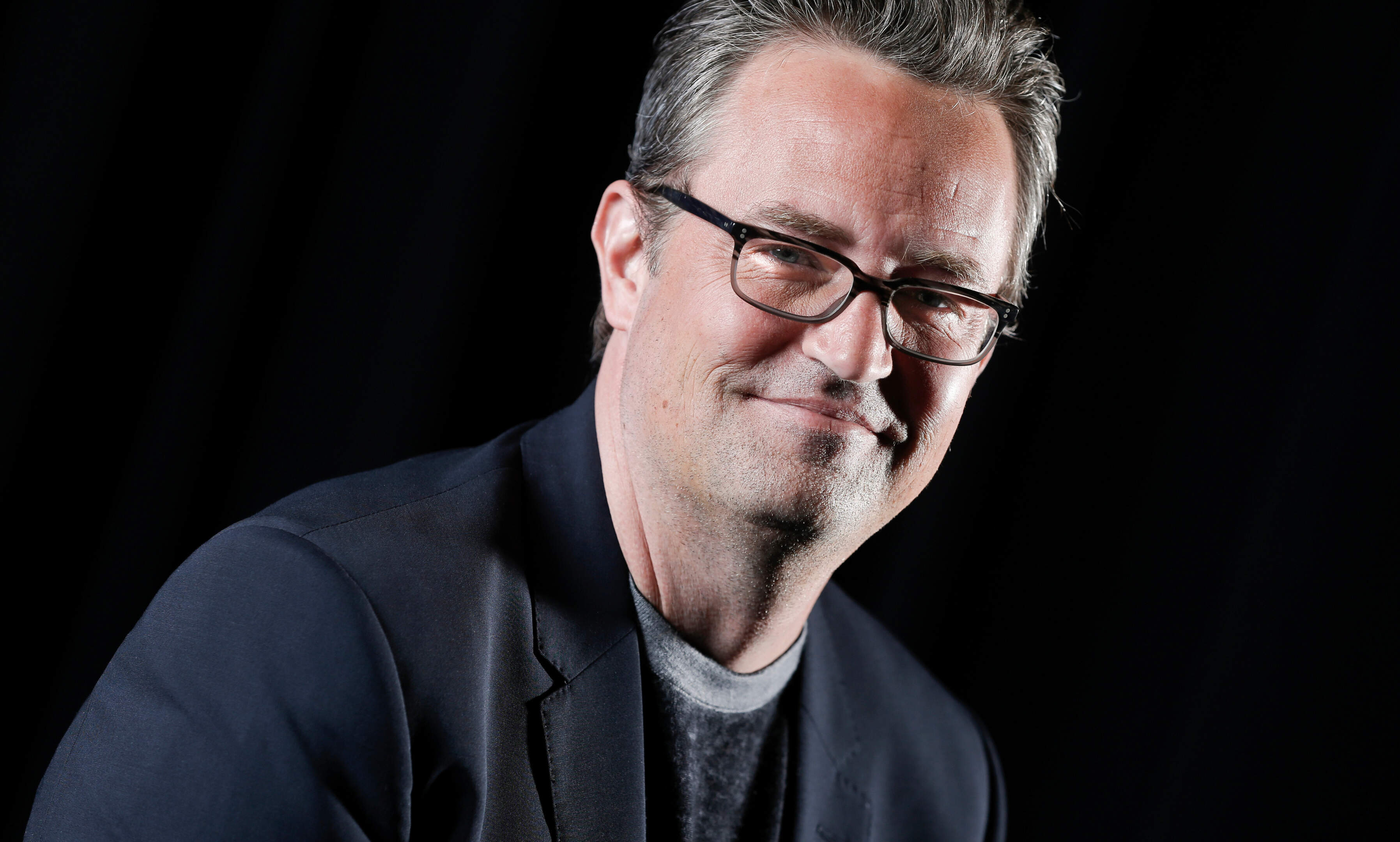 Zussen Matthew Perry getuigen op proces: “Hij was helemaal alleen toen hij is gestorven”