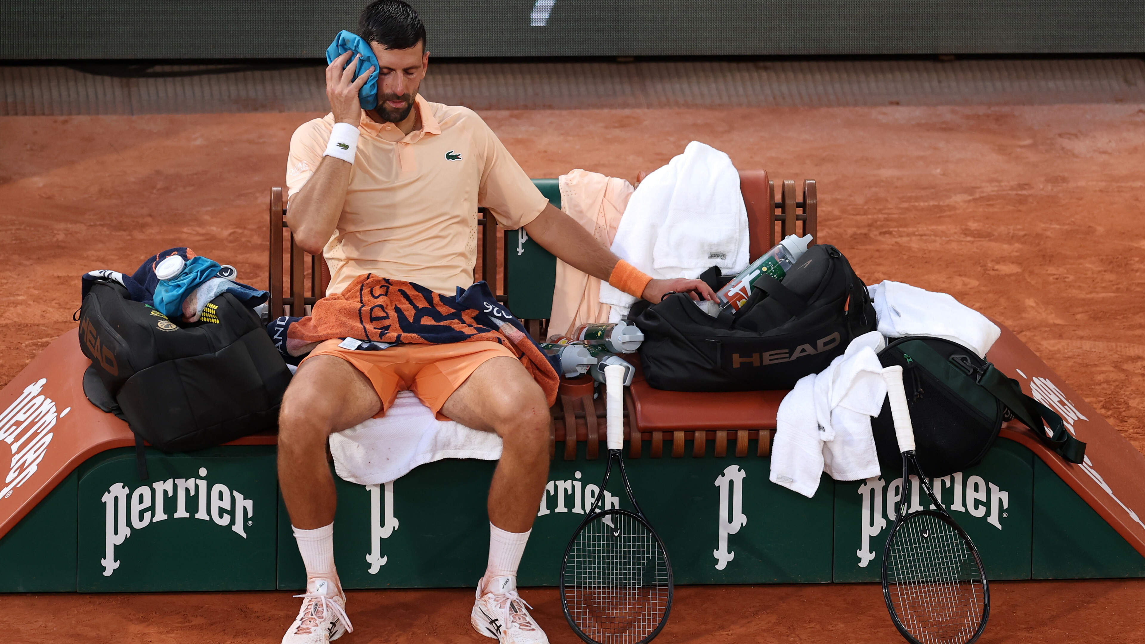 LIVE ROLAND GARROS. Nog een topper die moet afdruipen! Novak Djokovic naar huis na zenuwslopende vijfsetter tegen Joao Fonseca