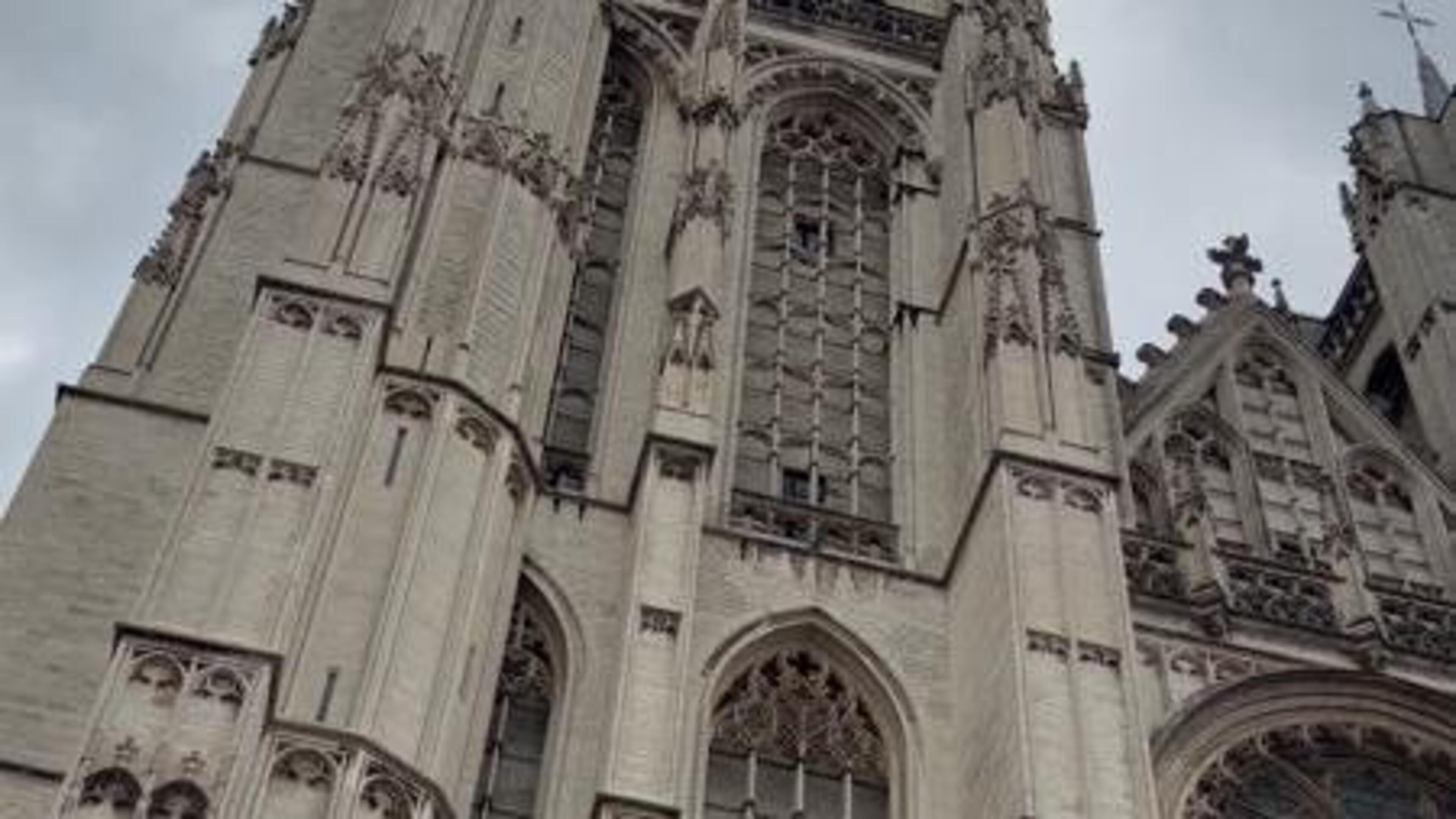 VIDEO. Windrose Giants Antwerp laat clubvlag wapperen bovenop de kathedraal van Antwerpen: “’t Stad is van ons”