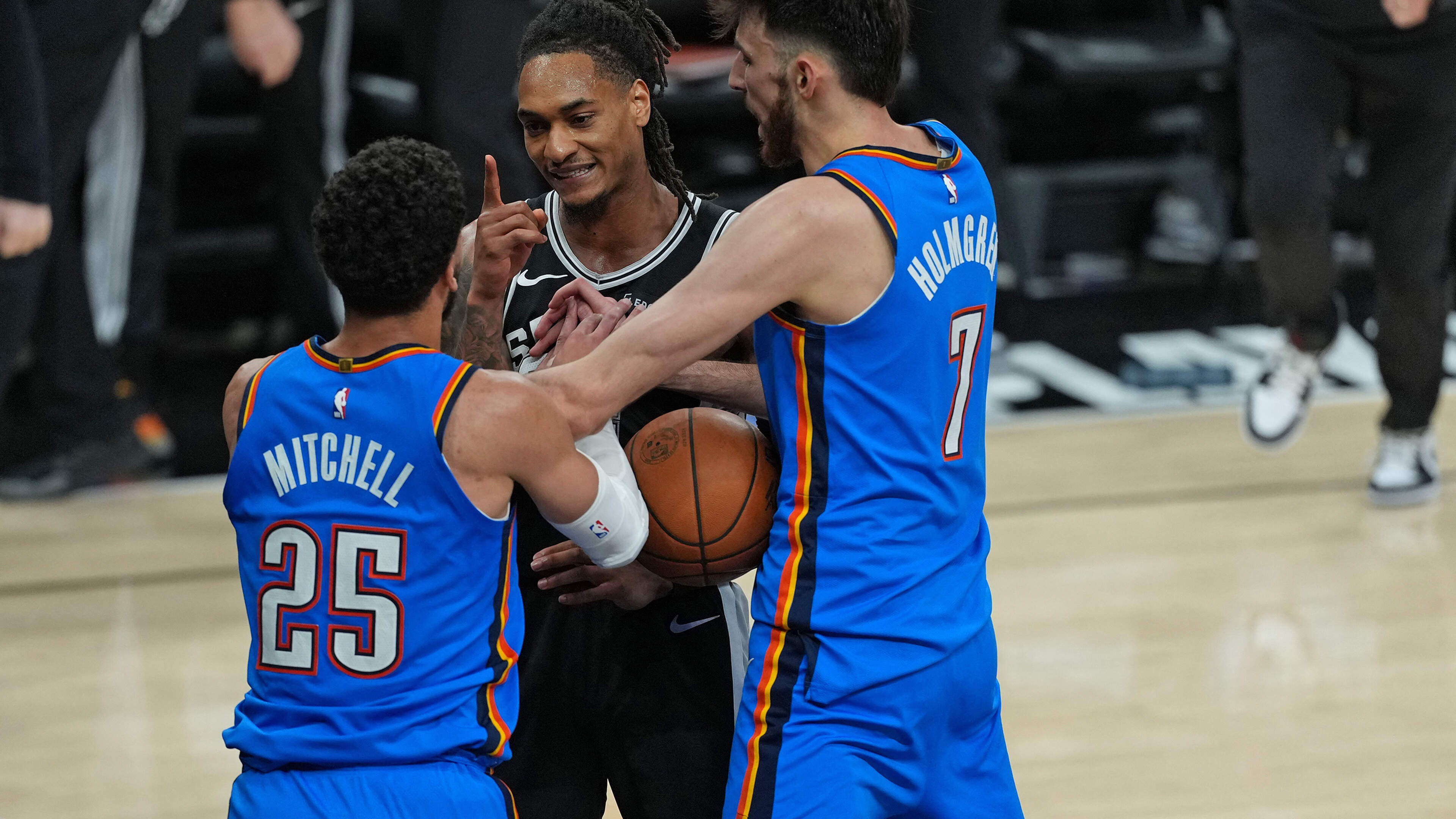 OKC keert scheve situatie om en wint bij Spurs, opnieuw blessurezorgen voor Ajay Mitchell