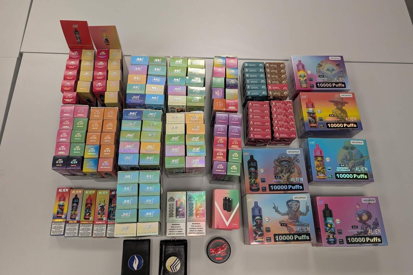 Politie neemt tientallen vapes in beslag tijdens grote controleactie in  dag- en nachtwinkels | Nieuwsblad