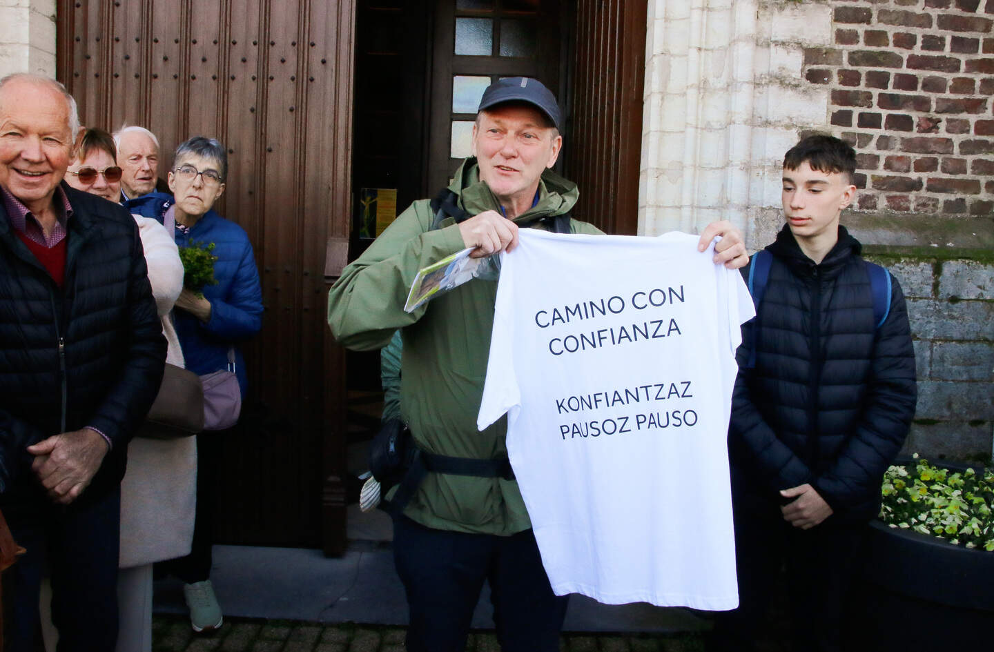Vrienden wuiven Marc Roland (62) uit voor voettocht naar Santiago de ...