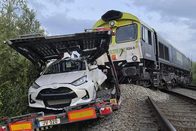 De locomotief sleurde de vrachtwagen 70 meter mee. De schade was aanzienlijk.