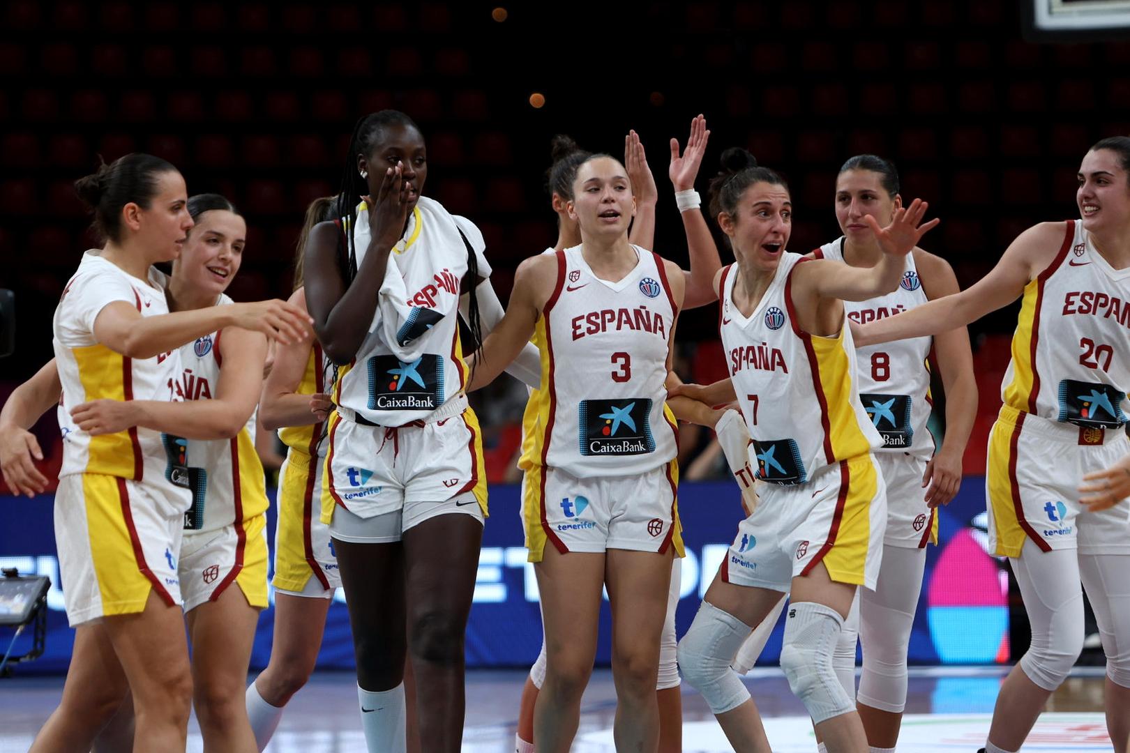 epa12197134 Players of Spain celebrate winning the FIBA Women's EuroBasket 2025 quarter-finals basketball match between Spain and Czechia, in Piraeus, Greece, 25 June 2025.  EPA/PANAGIOTIS MOSCHANDREOU
