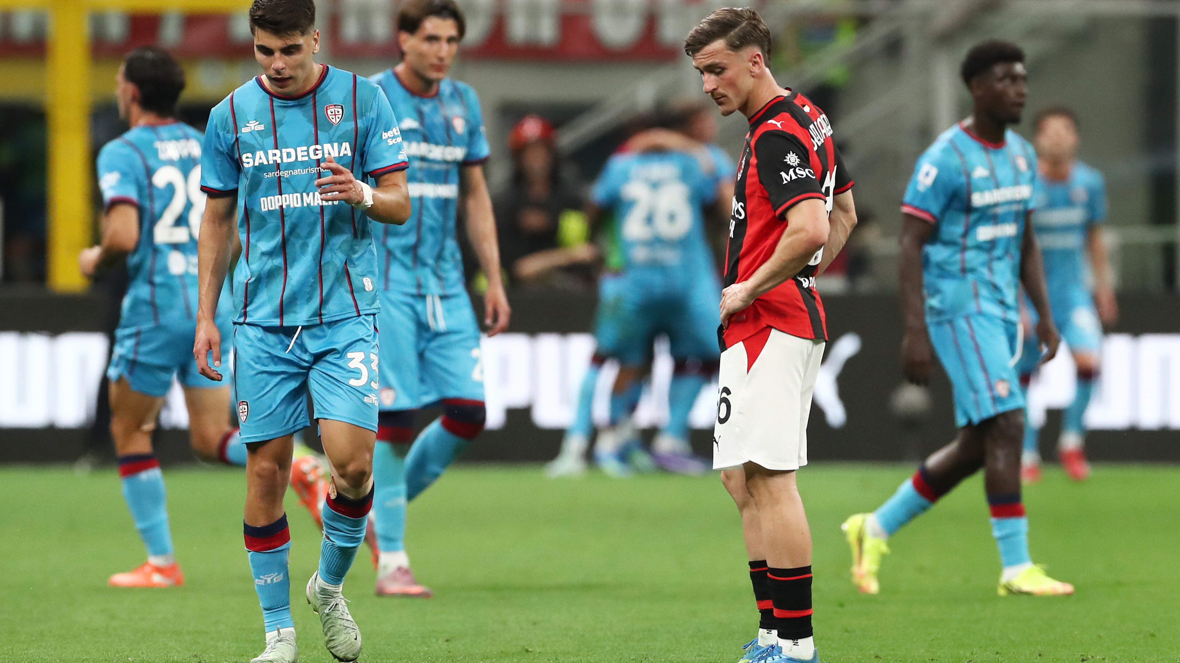 MULTILIVE. Cagliari gaat op en over Milan, dat zo naast Champions League-voetbal grijpt