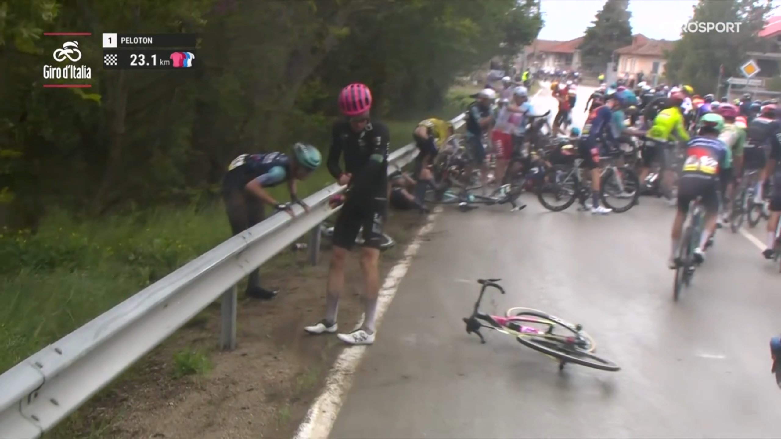 VIDEO. Massale valpartij laat sporen na bij UAE: Adam Yates uitgeschakeld  voor de eindzege in de Giro, zowel Jay Vine als Marc Soler moet opgeven |  Nieuwsblad