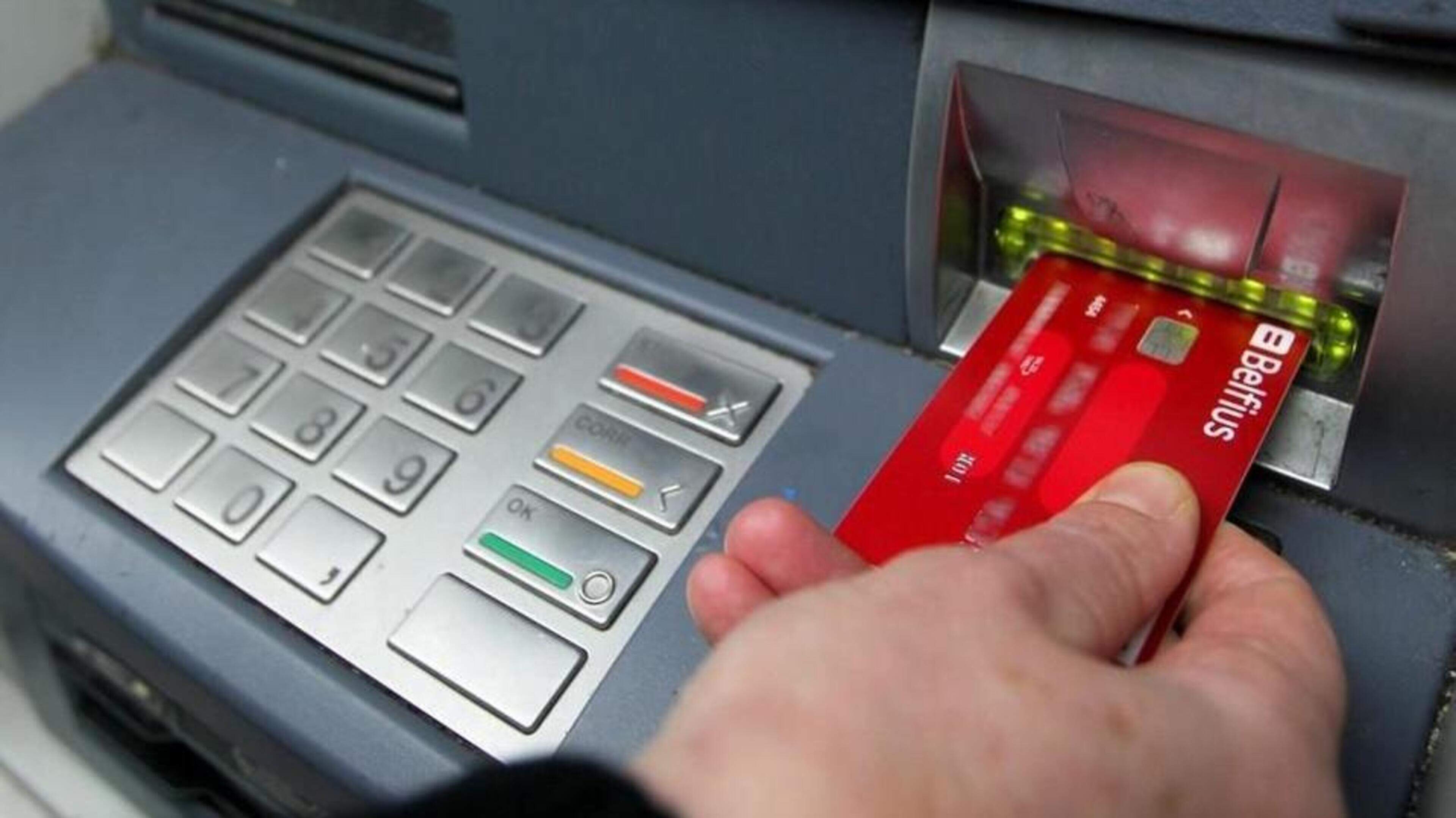 Man dwingt mentaal zwakke dertiger met geweld naar bankautomaat voor 300 euro: 3 jaar cel geëist