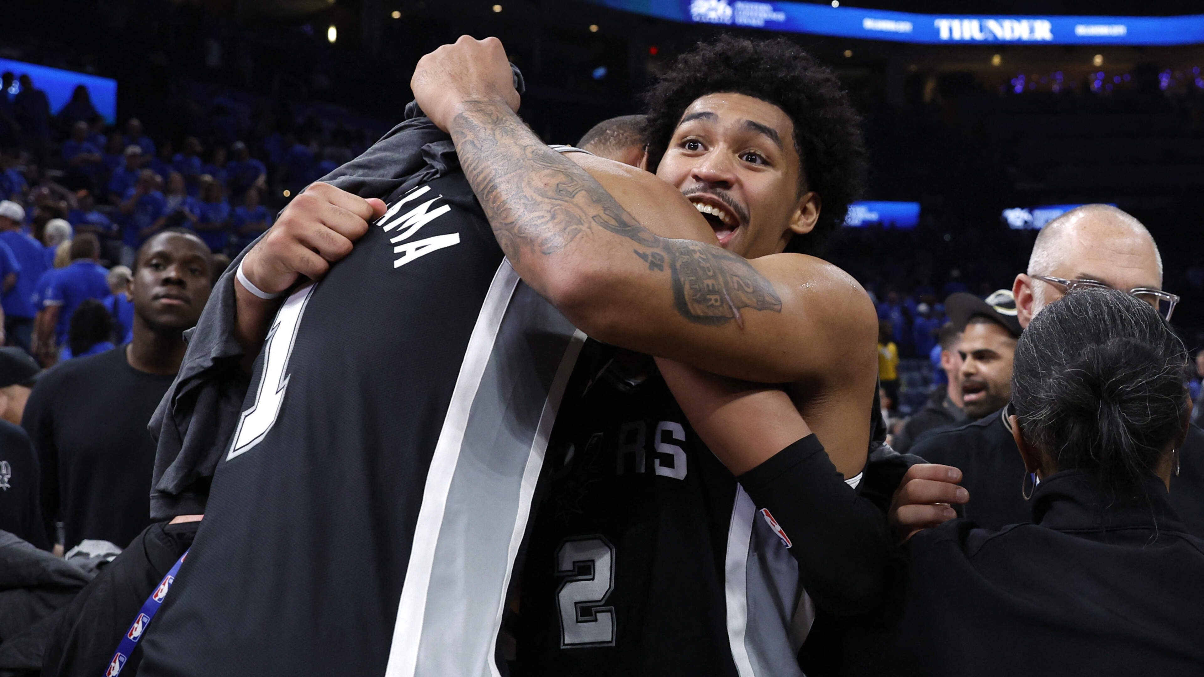 VIDEO. Ajay Mitchell en OKC uitgeschakeld na thriller: Spurs winnen beslissende zevende duel en stoten door naar NBA-finale