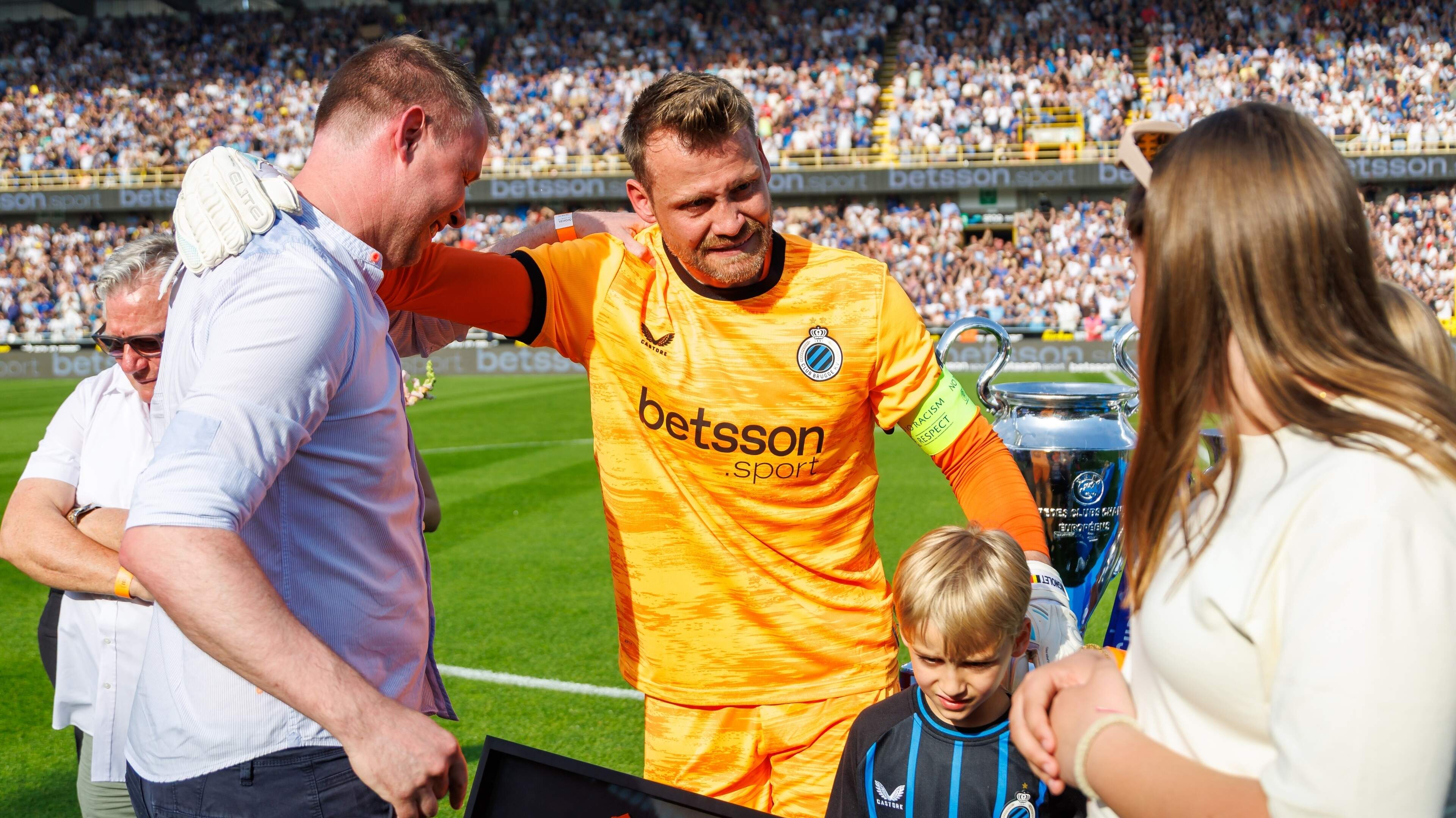 Kippenvel op Jan Breydel: Brugse aanhang eert afscheidnemende Simon Mignolet voor aftrap tegen AA Gent, doelman houdt het niet droog