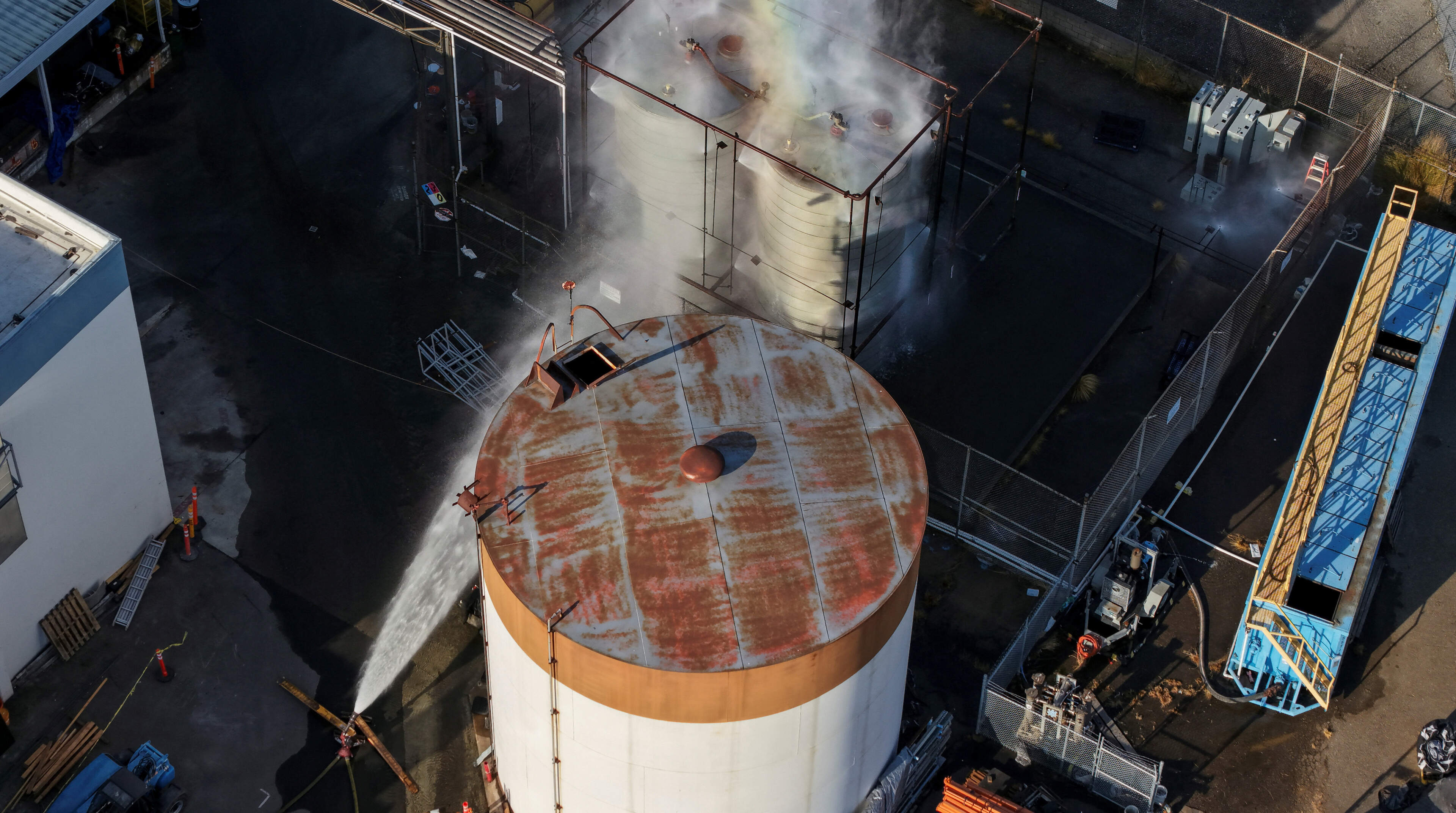 Tienduizenden mensen geëvacueerd in Californië door dreigende explosie van chemische tank: “Er blijven nog twee scenario’s over: lekken of ontploffen”