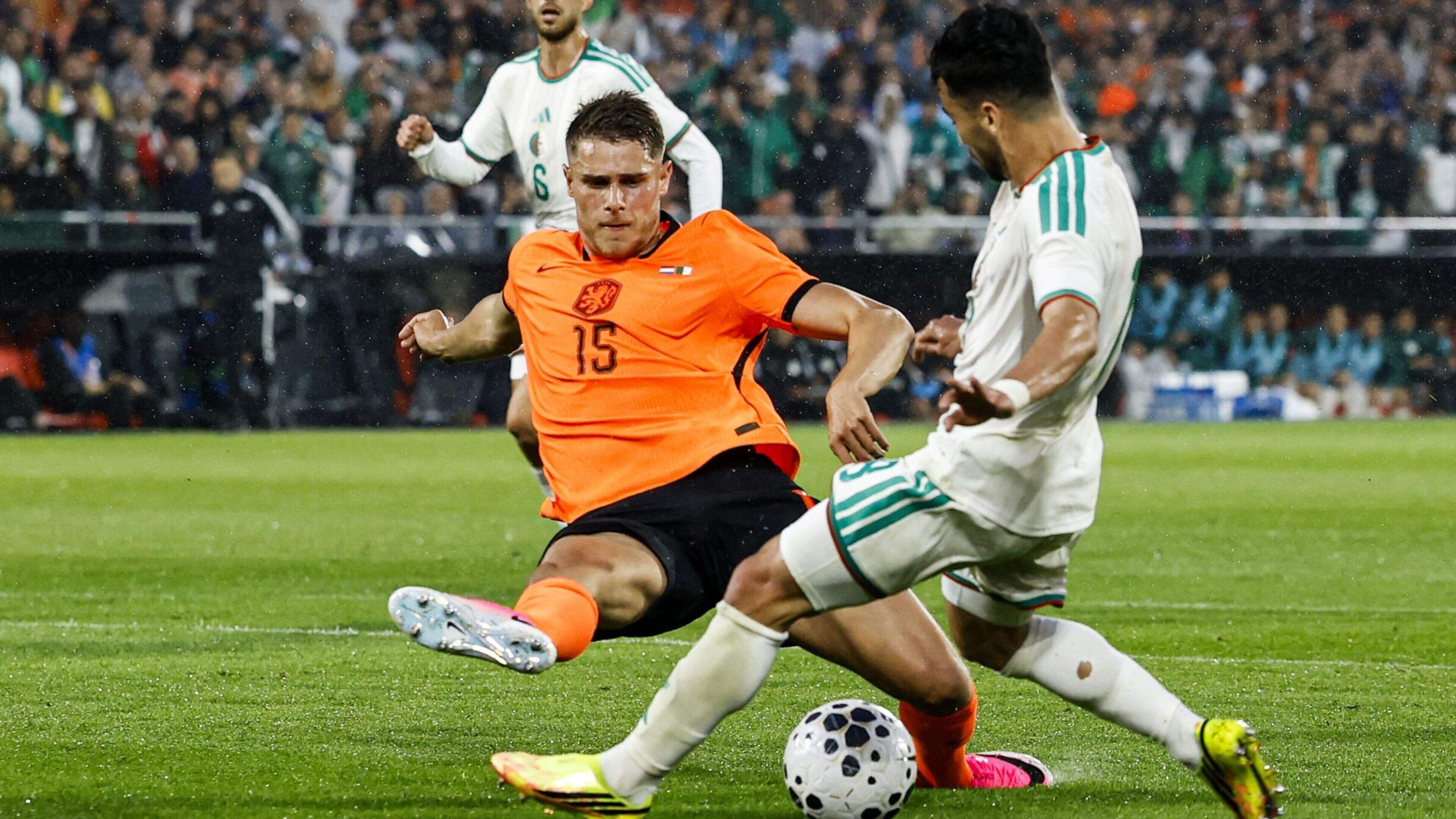 Oranje zwaait Nederland uit met een blauwtje, Feyenoord-speler scoort in De Kuip wereldgoal voor Algerije
