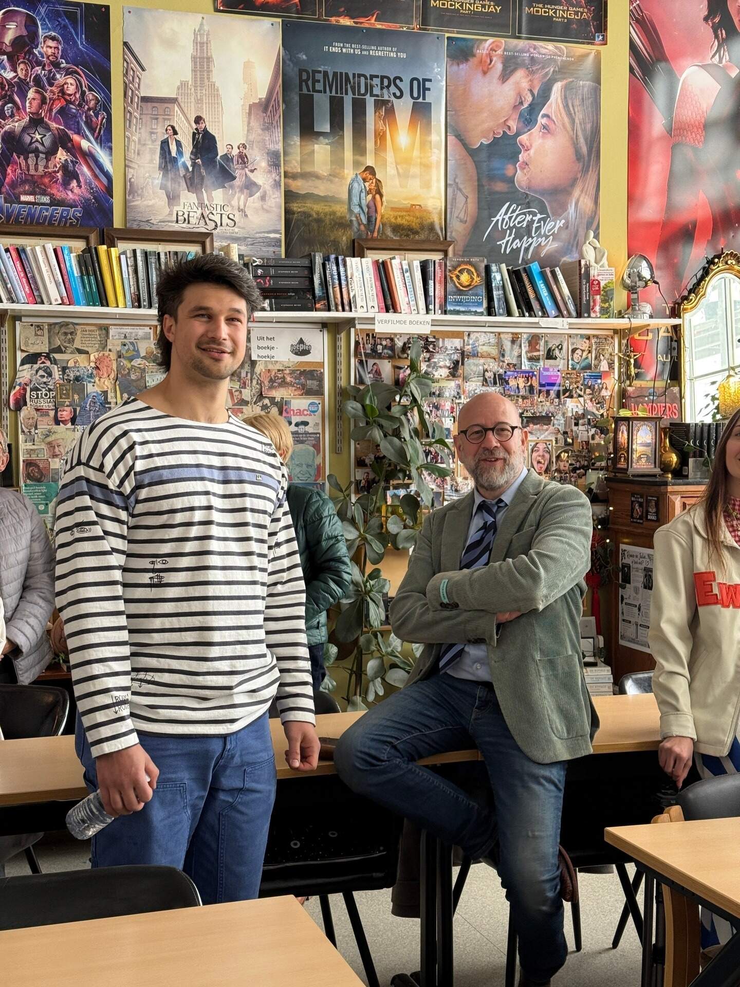 Kunstenaar en oud-leerling Sasho schenkt gloednieuw schilderij aan ...