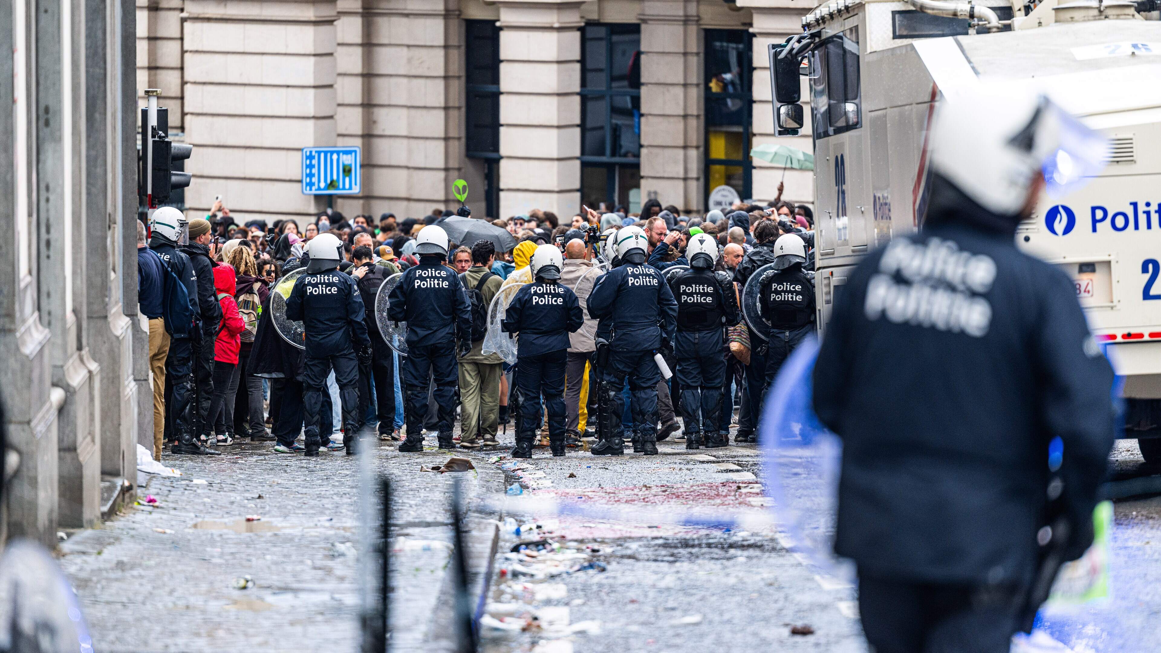 Onderzoek geopend naar verboden symbool en gedrag van agenten tijdens gewelddadige onderwijsprotesten in Brussel