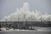 Golven veroorzaakt door tyfoon Podul breken langs de kust van Taitung in Taiwan.