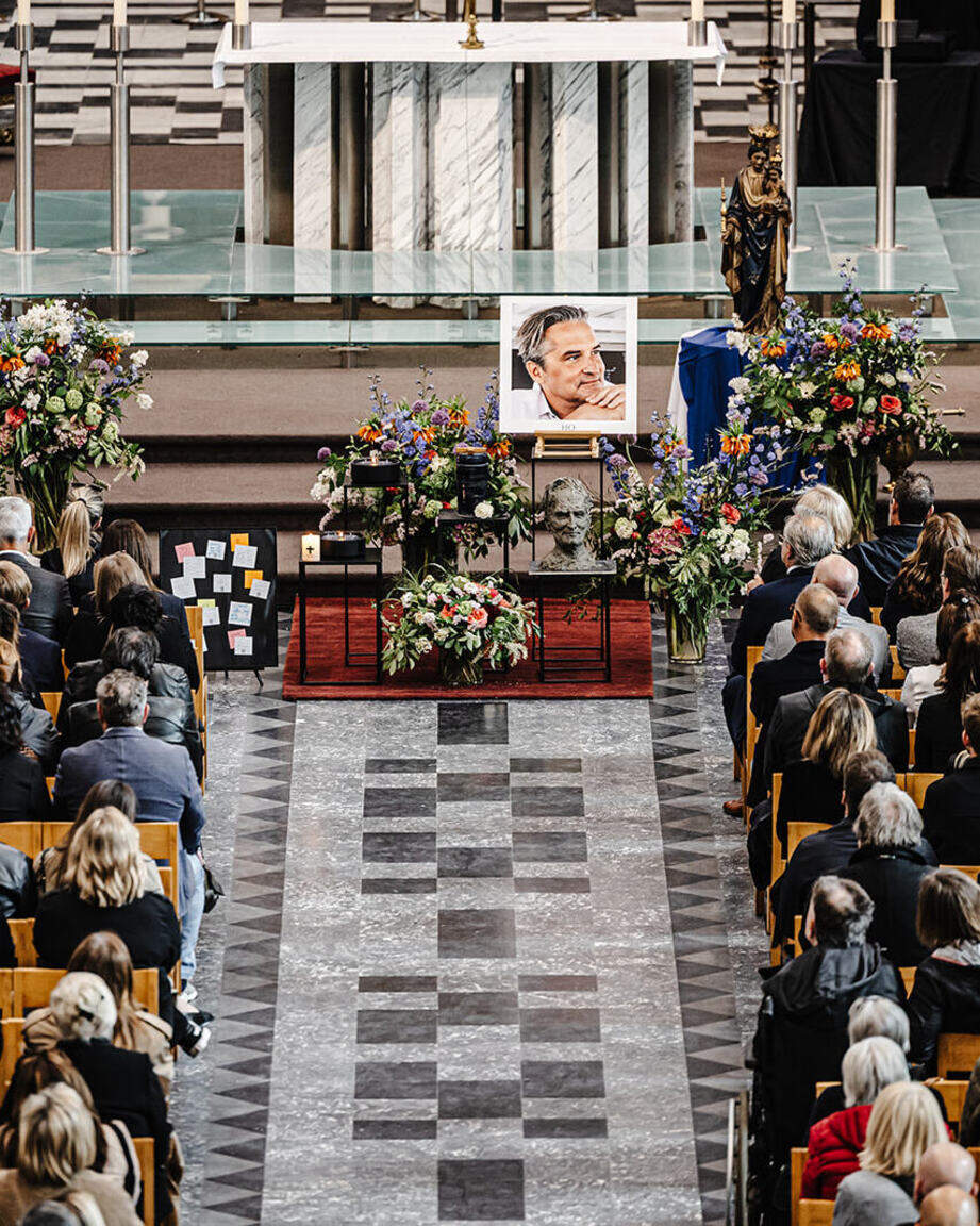 Weduwe van Hans Otten “diep geraakt door enorme verbondenheid en  genegenheid” nadat bomvolle kathedraal afscheid neemt | Nieuwsblad