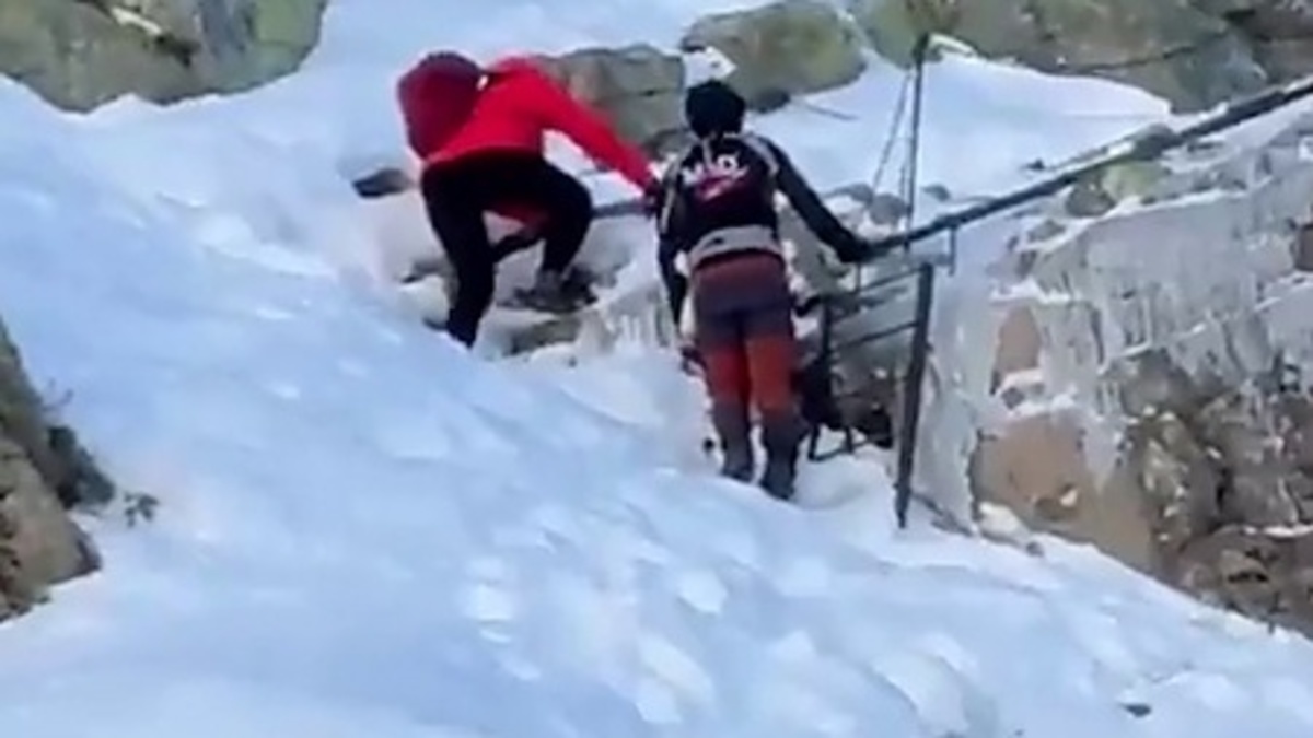 夫婦が登山中に赤ちゃんを連れて立ち往生、しかし「高すぎる」ヘリコプターの助けを望まない