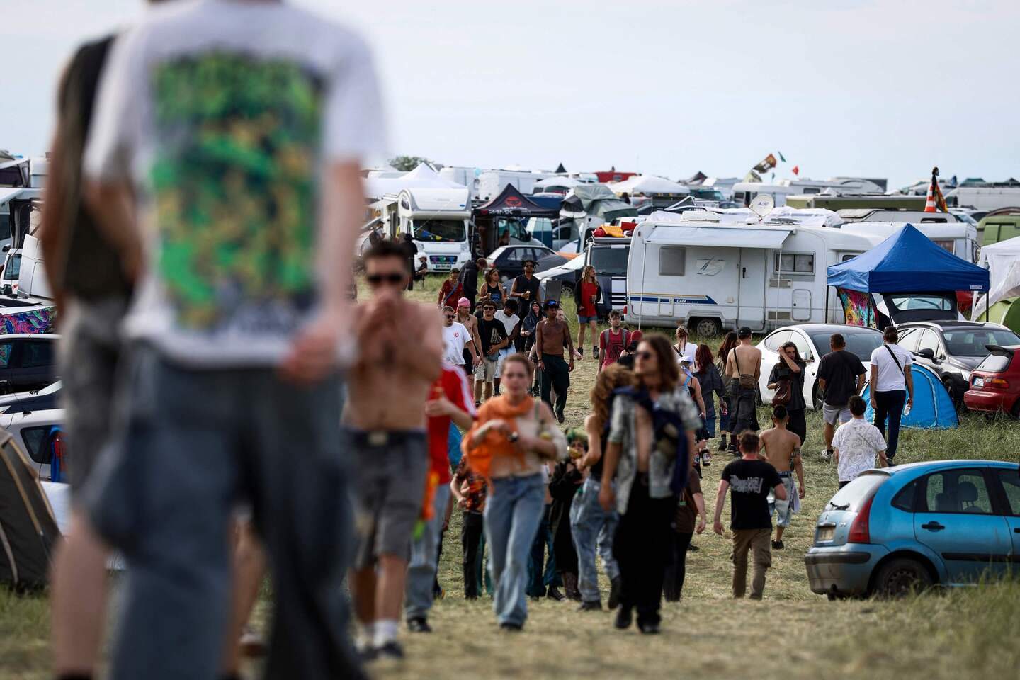 Illegale rave op militair domein in Frankrijk lokt 20.000 tot 40.000 ...