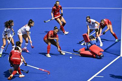 Ballenghien botst op de Spaanse doelvrouw. De Red Panthers lieten het na om te winnen van Spanje en staan nu onder druk.