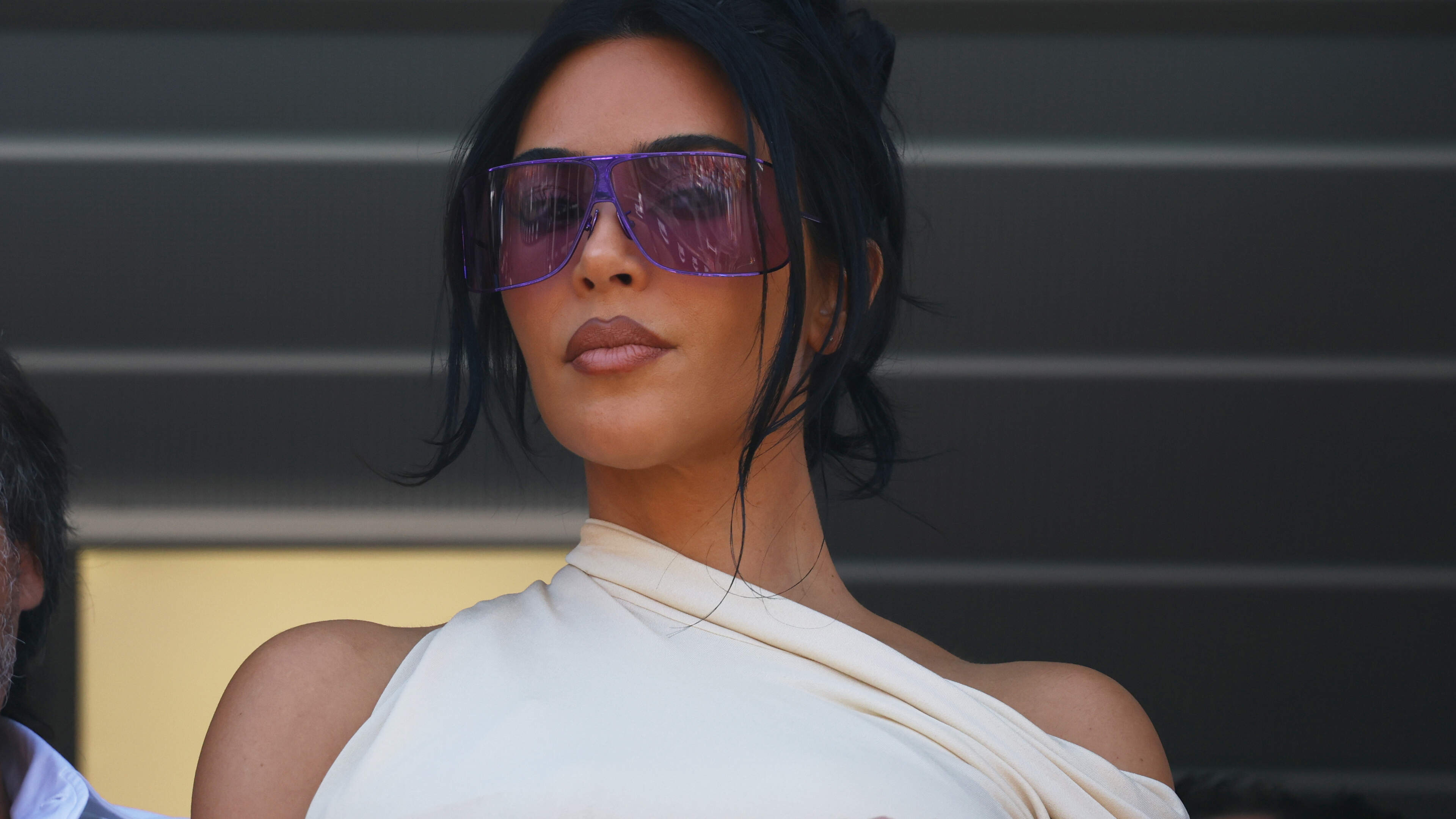 Dua Lipa drinkt champagne in Palermo, Kim Kardashian krijgt 