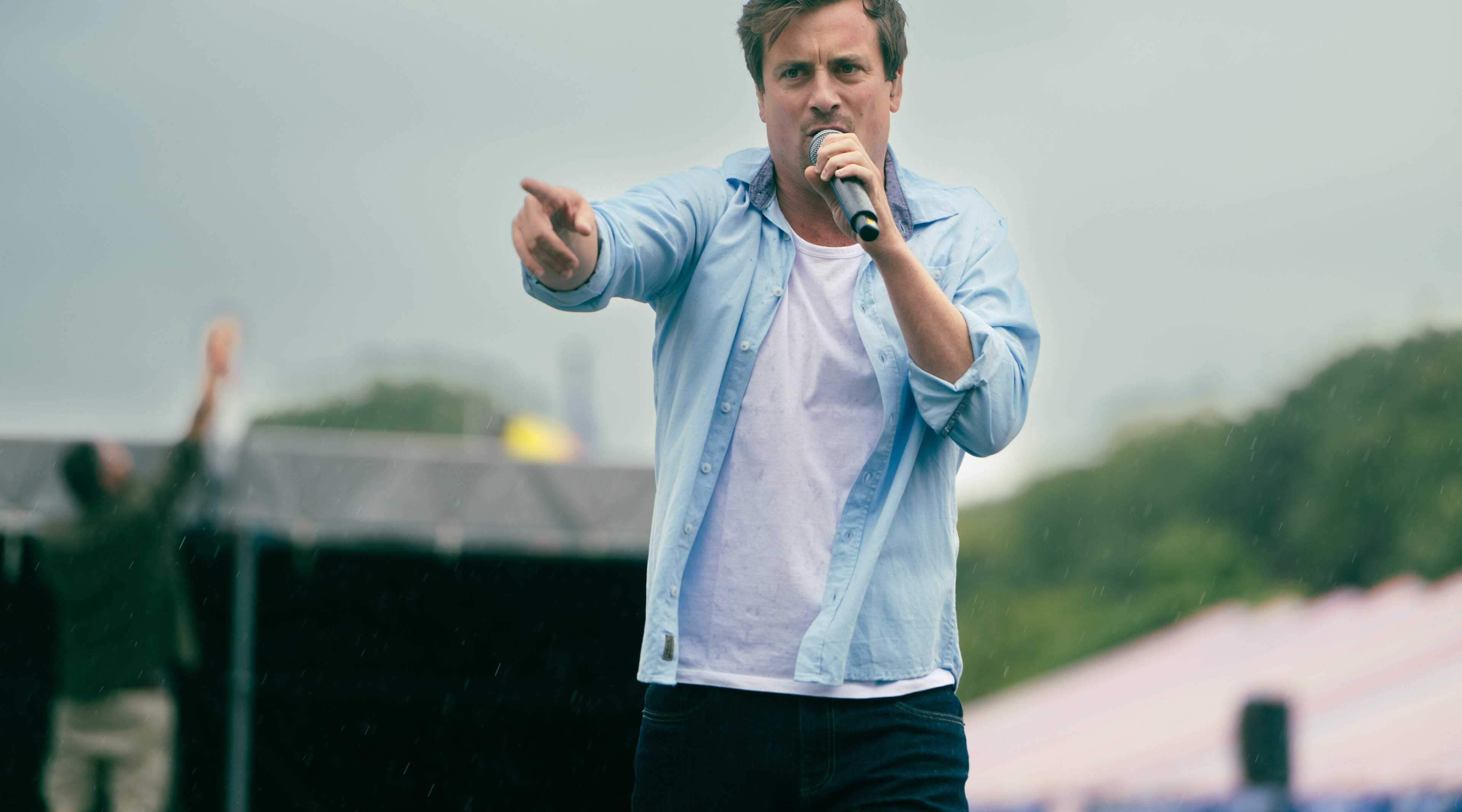 Niels Destadsbader lanceert nieuwe single 'Vuur en vlam' en kondigt theatertour aan