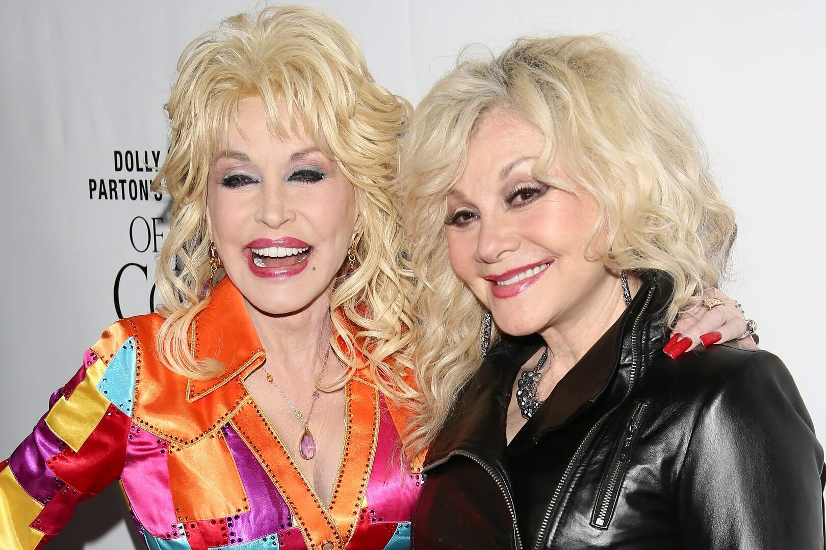 Zus overleden Dolly Parton hekelt 'onzin en misinformatie' na dood  zangeres: “Moeilijk om dat te negeren” | GVA