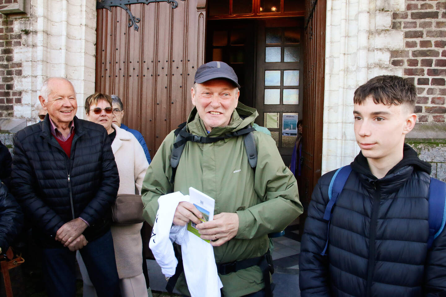 Vrienden wuiven Marc Roland (62) uit voor voettocht naar Santiago de ...